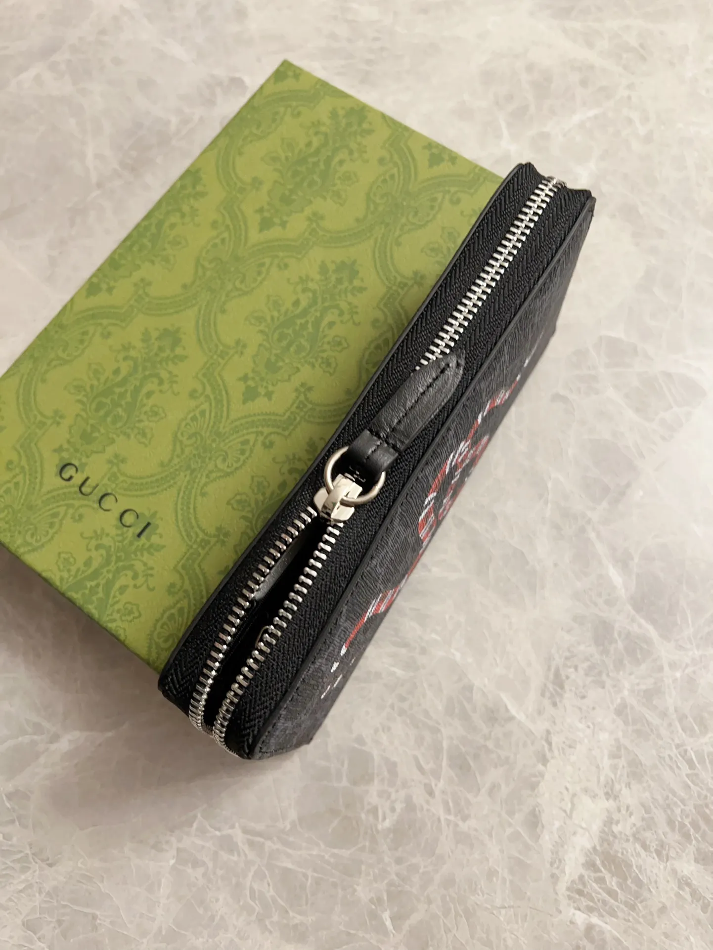 💰380 🇭🇺🇭🇺New men’s wallet! 🐍🐍Synchronized with counters, original shaved leather with high-quality PVC fabric🐍🐍Tear-printed latest Striped Snake logo🐍🐍Cotton cloth bronze gold coin pull, oiled edges and fine workmanship, simple and elegant, fashionable and domineering,🐍🐍Model: 451273, size: 19x10x2.5cm, color: black PVC-black "Striped Snake"