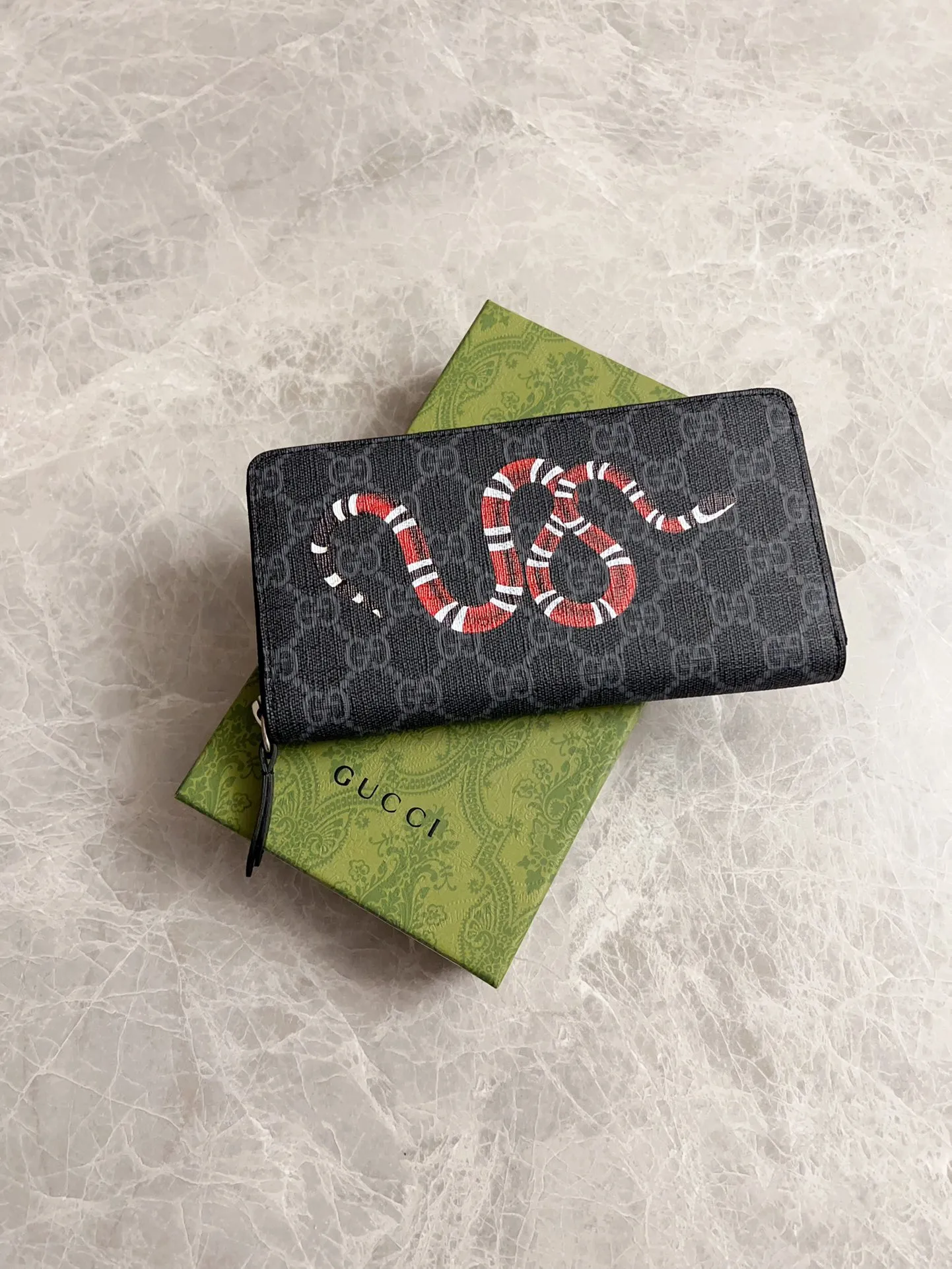 💰380 🇭🇺🇭🇺New men’s wallet! 🐍🐍Synchronized with counters, original shaved leather with high-quality PVC fabric🐍🐍Tear-printed latest Striped Snake logo🐍🐍Cotton cloth bronze gold coin pull, oiled edges and fine workmanship, simple and elegant, fashionable and domineering,🐍🐍Model: 451273, size: 19x10x2.5cm, color: black PVC-black "Striped Snake"