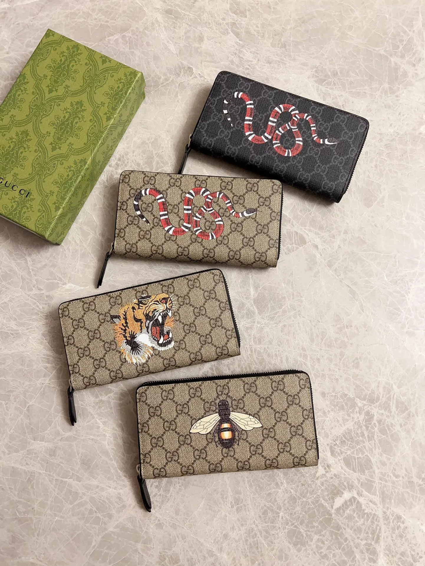 💰380 🇭🇺🇭🇺New men’s wallet! 🐍🐍Synchronized with counters, original shaved leather with high-quality PVC fabric🐍🐍Tear-printed latest Striped Snake logo🐍🐍Cotton cloth bronze gold coin pull, oiled edges and fine workmanship, simple and elegant, fashionable and domineering,🐍🐍Model: 451273, size: 19x10x2.5cm, color: black PVC-black "Striped Snake"