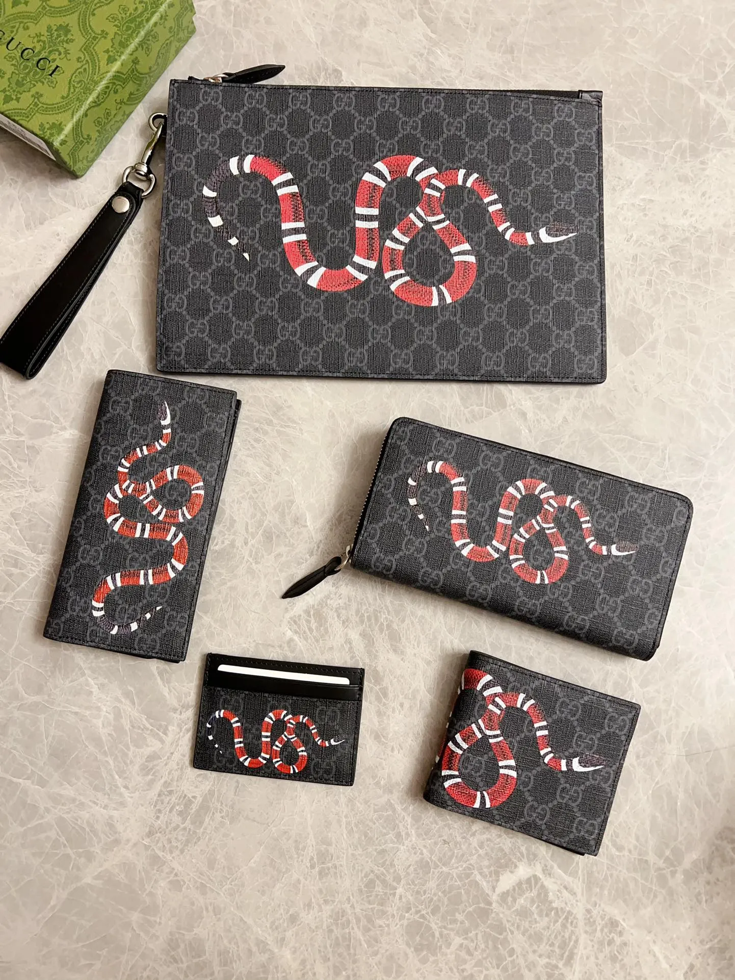 💰380 🇭🇺🇭🇺New men’s wallet! 🐍🐍Synchronized with counters, original shaved leather with high-quality PVC fabric🐍🐍Tear-printed latest Striped Snake logo🐍🐍Cotton cloth bronze gold coin pull, oiled edges and fine workmanship, simple and elegant, fashionable and domineering,🐍🐍Model: 451273, size: 19x10x2.5cm, color: black PVC-black "Striped Snake"