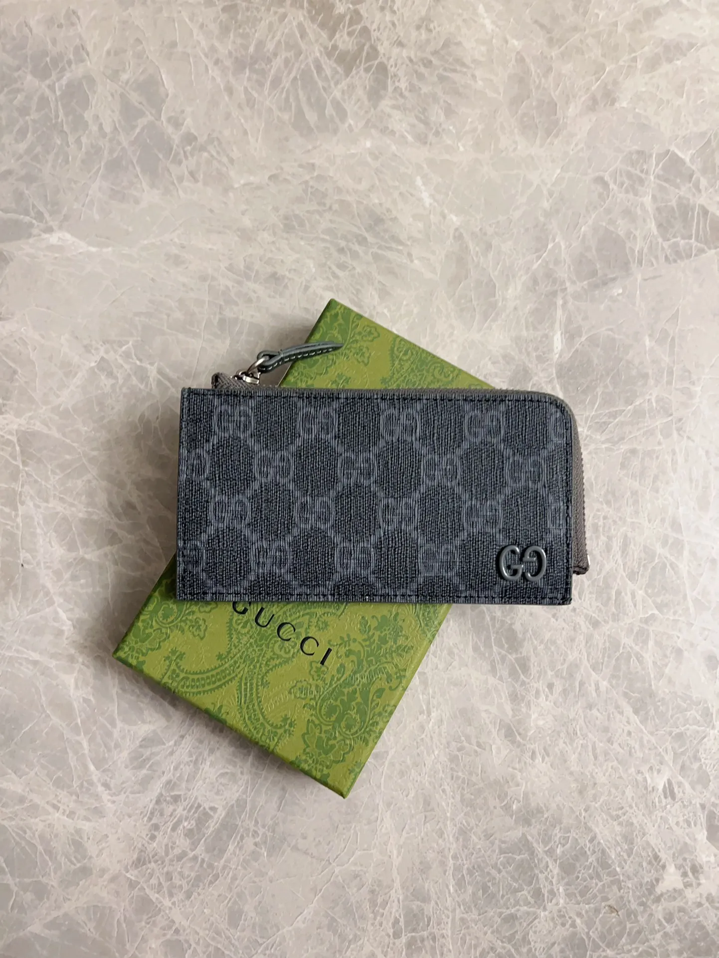 💰360 🇭🇺🇭🇺Gucci’s latest series is presented~Card holder🥗🥗The two-tone design full of contrasting beauty makes the GG logo emblazoned on the body of the bag show off🥗🥗The fabric is made of black GG, and the lining is made of contrasting cowhide leather🥗🥗Black GG Supreme canvas, 🥗🥗with dark gray ceramic effect double G, size: 13.5x 8cm model: 795233 (original product)