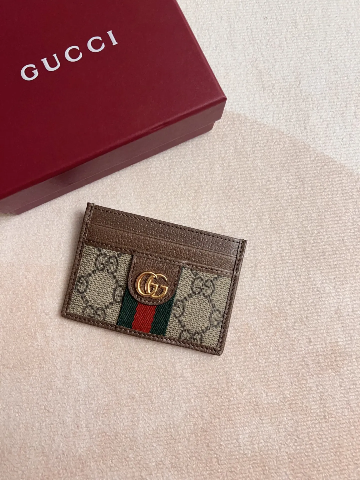 💰220🇭🇺🇭🇺 The official website is synchronized with the new model! Ophidia series~card wallet🍉🍉made from GG Supreme original factory pig grain cowhide with PVC🍉🍉, equipped with the iconic double G hardware mark, and the classic red and green webbing, exquisitely made! 🍉🍉Model number: 838486🍉🍉Size: 1x10cm, color: brown maroon