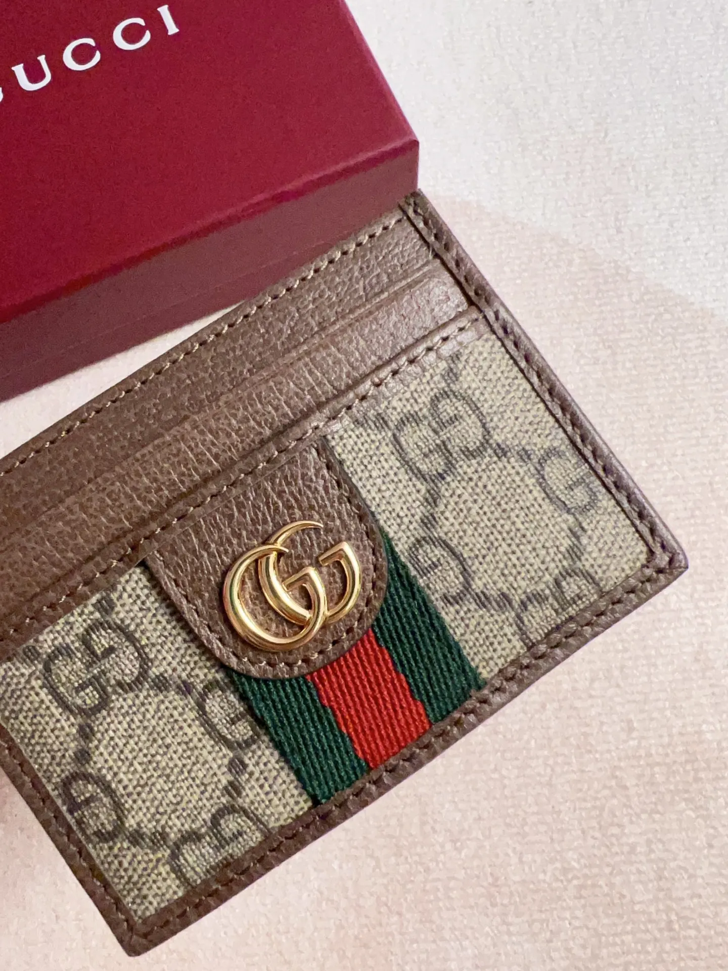 💰220🇭🇺🇭🇺 The official website is synchronized with the new model! Ophidia series~card wallet🍉🍉made from GG Supreme original factory pig grain cowhide with PVC🍉🍉, equipped with the iconic double G hardware mark, and the classic red and green webbing, exquisitely made! 🍉🍉Model number: 838486🍉🍉Size: 1x10cm, color: brown maroon