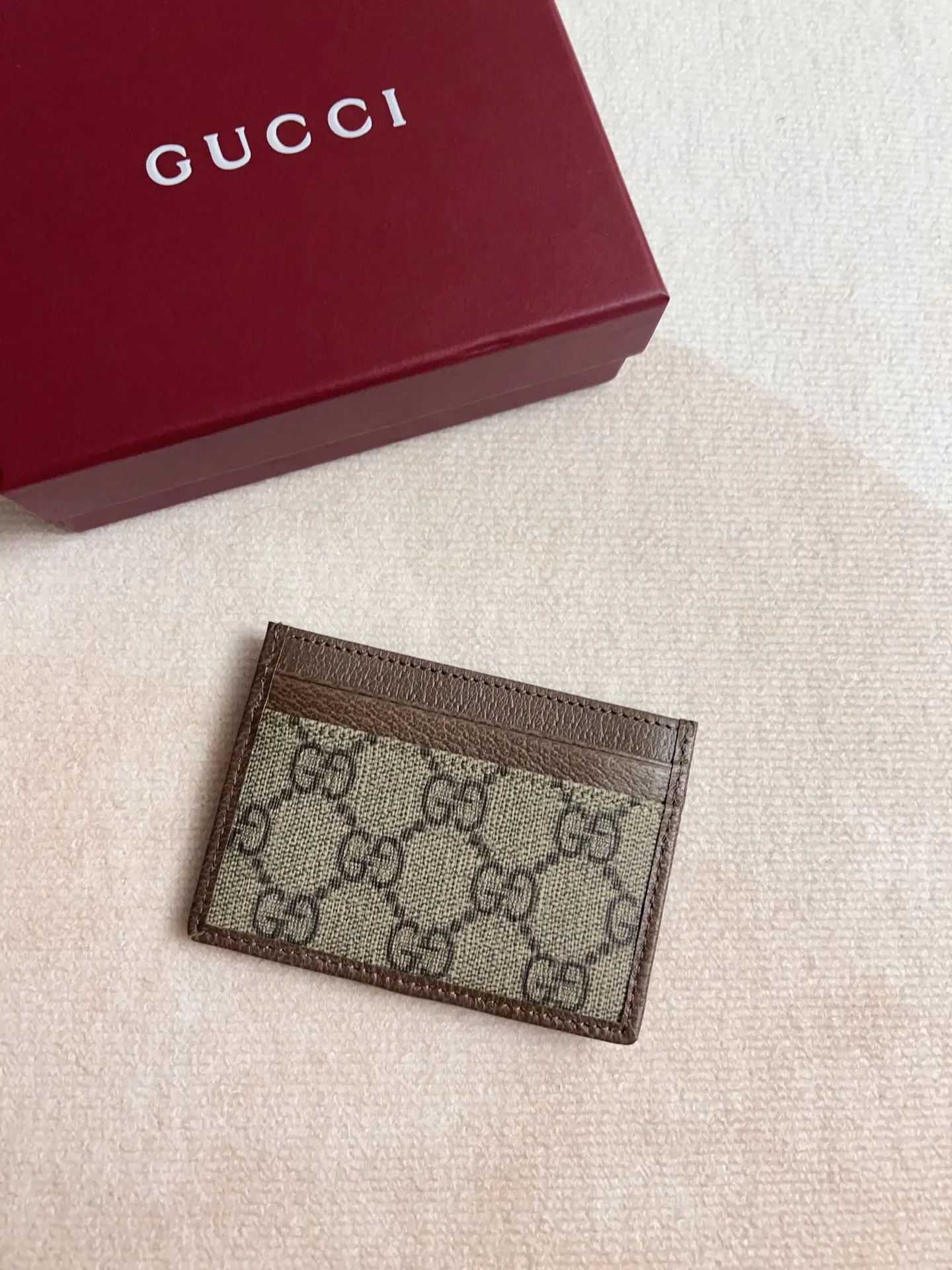 💰220🇭🇺🇭🇺 The official website is synchronized with the new model! Ophidia series~card wallet🍉🍉made from GG Supreme original factory pig grain cowhide with PVC🍉🍉, equipped with the iconic double G hardware mark, and the classic red and green webbing, exquisitely made! 🍉🍉Model number: 838486🍉🍉Size: 1x10cm, color: brown maroon