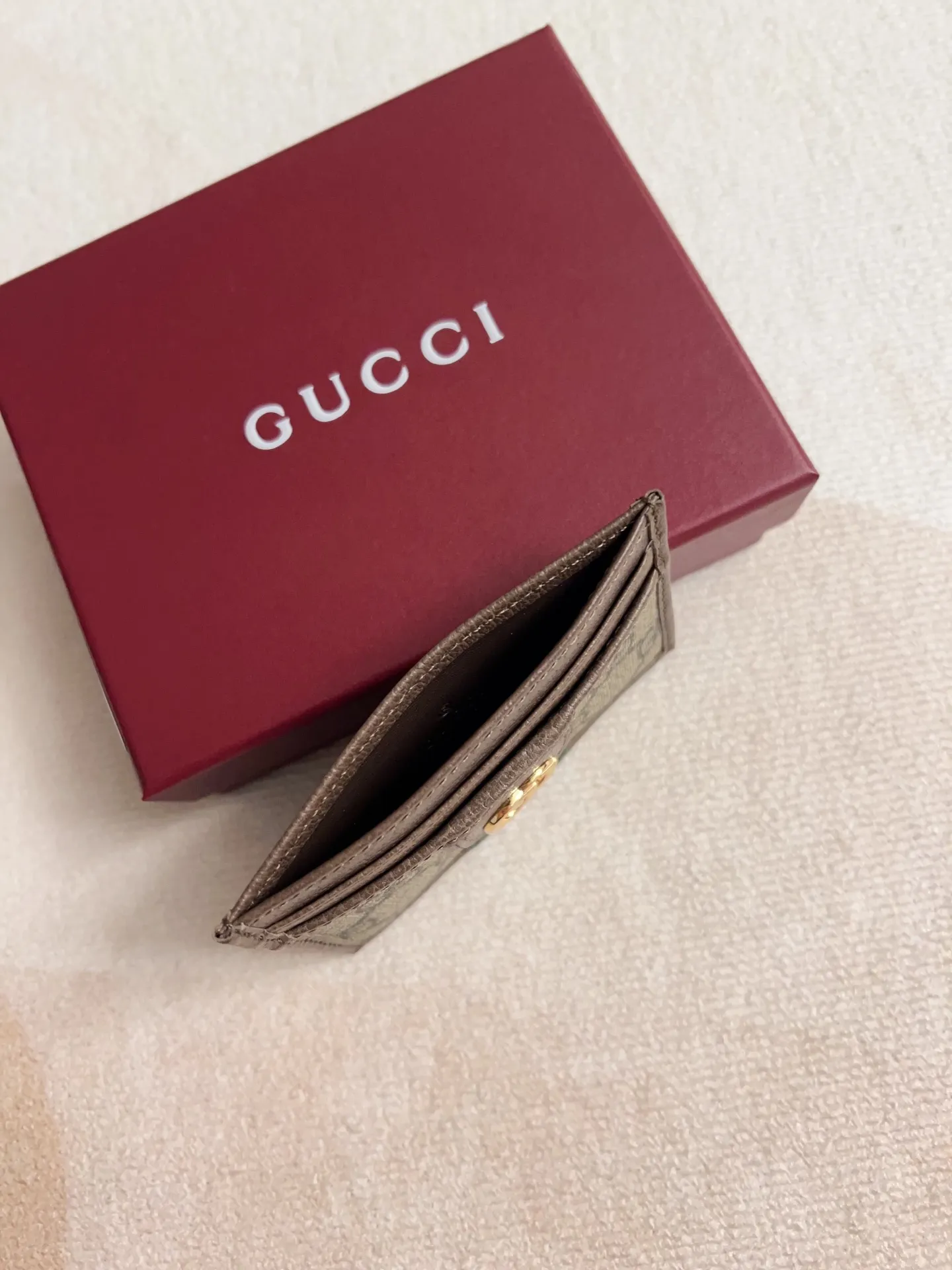 💰220🇭🇺🇭🇺 The official website is synchronized with the new model! Ophidia series~card wallet🍉🍉made from GG Supreme original factory pig grain cowhide with PVC🍉🍉, equipped with the iconic double G hardware mark, and the classic red and green webbing, exquisitely made! 🍉🍉Model number: 838486🍉🍉Size: 1x10cm, color: brown maroon