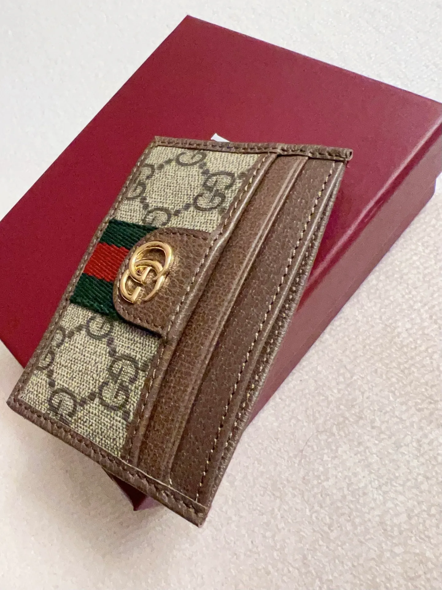 💰220🇭🇺🇭🇺 The official website is synchronized with the new model! Ophidia series~card wallet🍉🍉made from GG Supreme original factory pig grain cowhide with PVC🍉🍉, equipped with the iconic double G hardware mark, and the classic red and green webbing, exquisitely made! 🍉🍉Model number: 838486🍉🍉Size: 1x10cm, color: brown maroon
