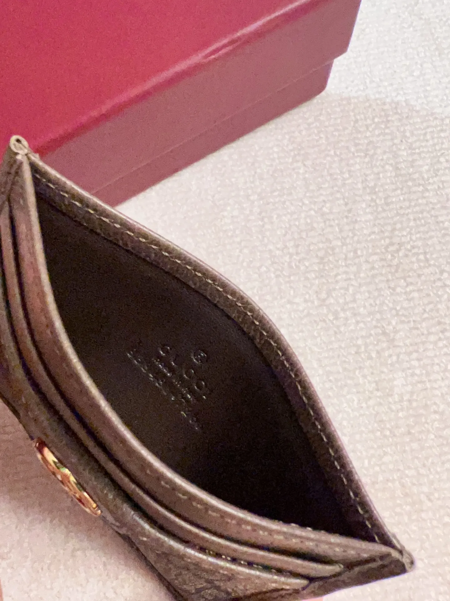 💰220🇭🇺🇭🇺 The official website is synchronized with the new model! Ophidia series~card wallet🍉🍉made from GG Supreme original factory pig grain cowhide with PVC🍉🍉, equipped with the iconic double G hardware mark, and the classic red and green webbing, exquisitely made! 🍉🍉Model number: 838486🍉🍉Size: 1x10cm, color: brown maroon