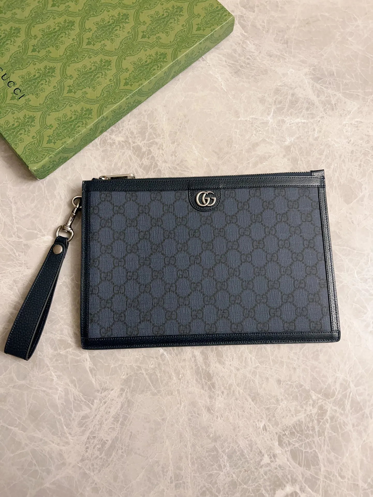 💰540🇭🇺🇭🇺GucciO’s latest phidia series clutch bag, Ophidia series items have endless retro feelings. Dark blue GG Supreme canvas, dark blue cowhide leather trim, palladium tone hardware Double G, zippered inner pocket, zipper closure. Model: 575371 Dimensions: 30x 20cm Color: dark blue/pvc.
