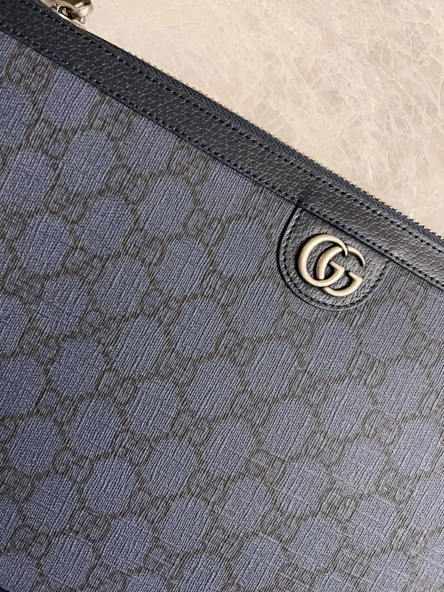💰540🇭🇺🇭🇺GucciO’s latest phidia series clutch bag, Ophidia series items have endless retro feelings. Dark blue GG Supreme canvas, dark blue cowhide leather trim, palladium tone hardware Double G, zippered inner pocket, zipper closure. Model: 575371 Dimensions: 30x 20cm Color: dark blue/pvc.
