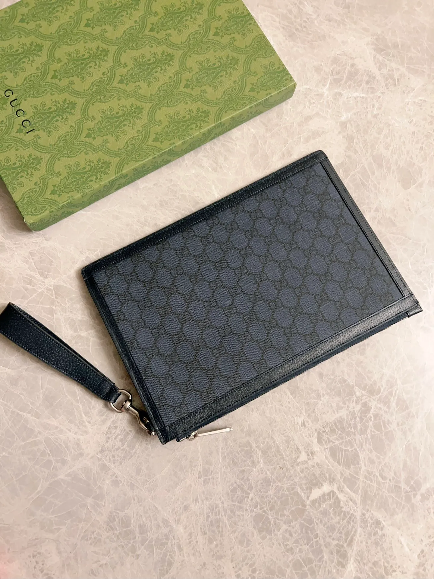💰540🇭🇺🇭🇺GucciO’s latest phidia series clutch bag, Ophidia series items have endless retro feelings. Dark blue GG Supreme canvas, dark blue cowhide leather trim, palladium tone hardware Double G, zippered inner pocket, zipper closure. Model: 575371 Dimensions: 30x 20cm Color: dark blue/pvc.