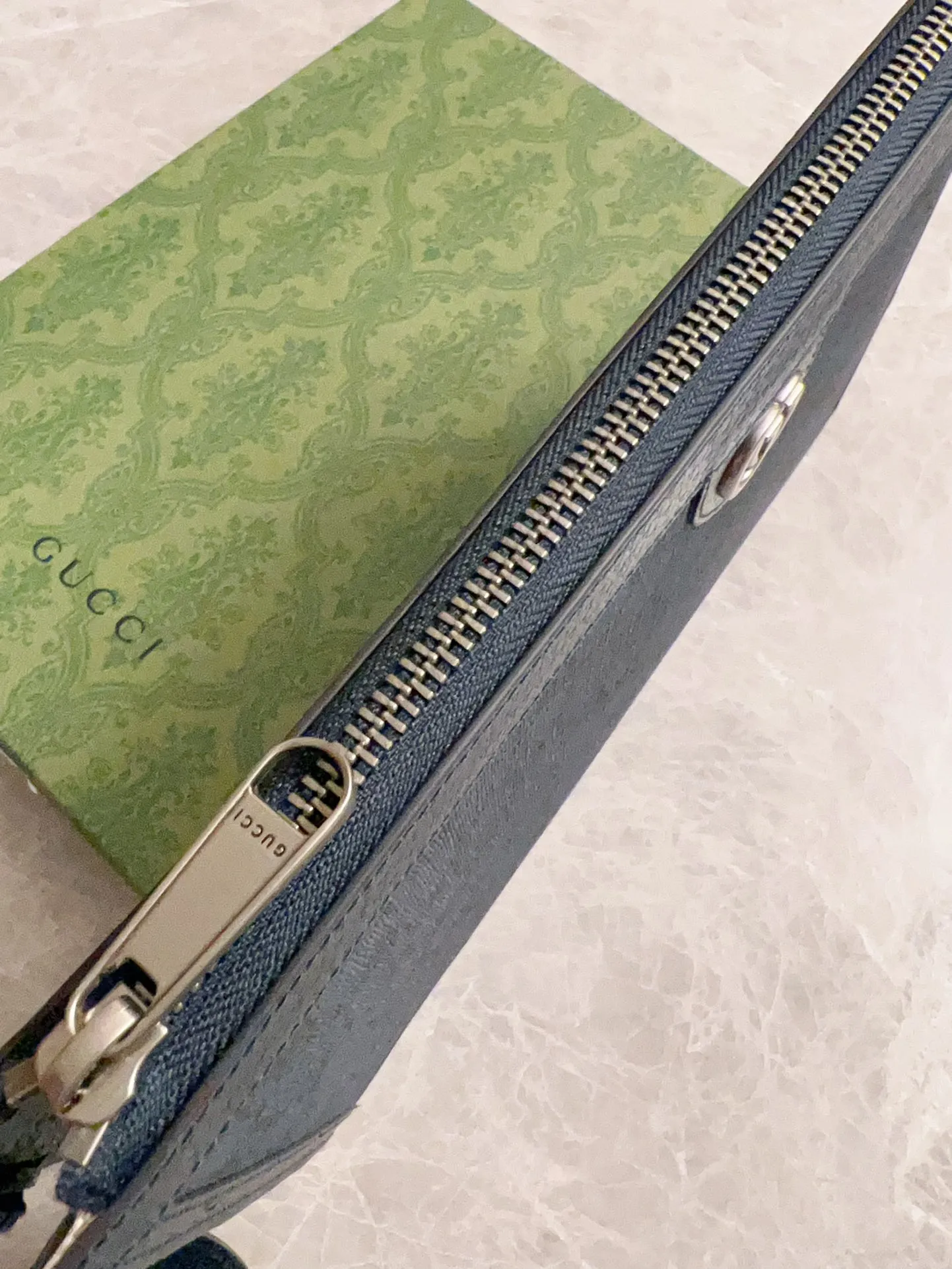 💰540🇭🇺🇭🇺GucciO’s latest phidia series clutch bag, Ophidia series items have endless retro feelings. Dark blue GG Supreme canvas, dark blue cowhide leather trim, palladium tone hardware Double G, zippered inner pocket, zipper closure. Model: 575371 Dimensions: 30x 20cm Color: dark blue/pvc.