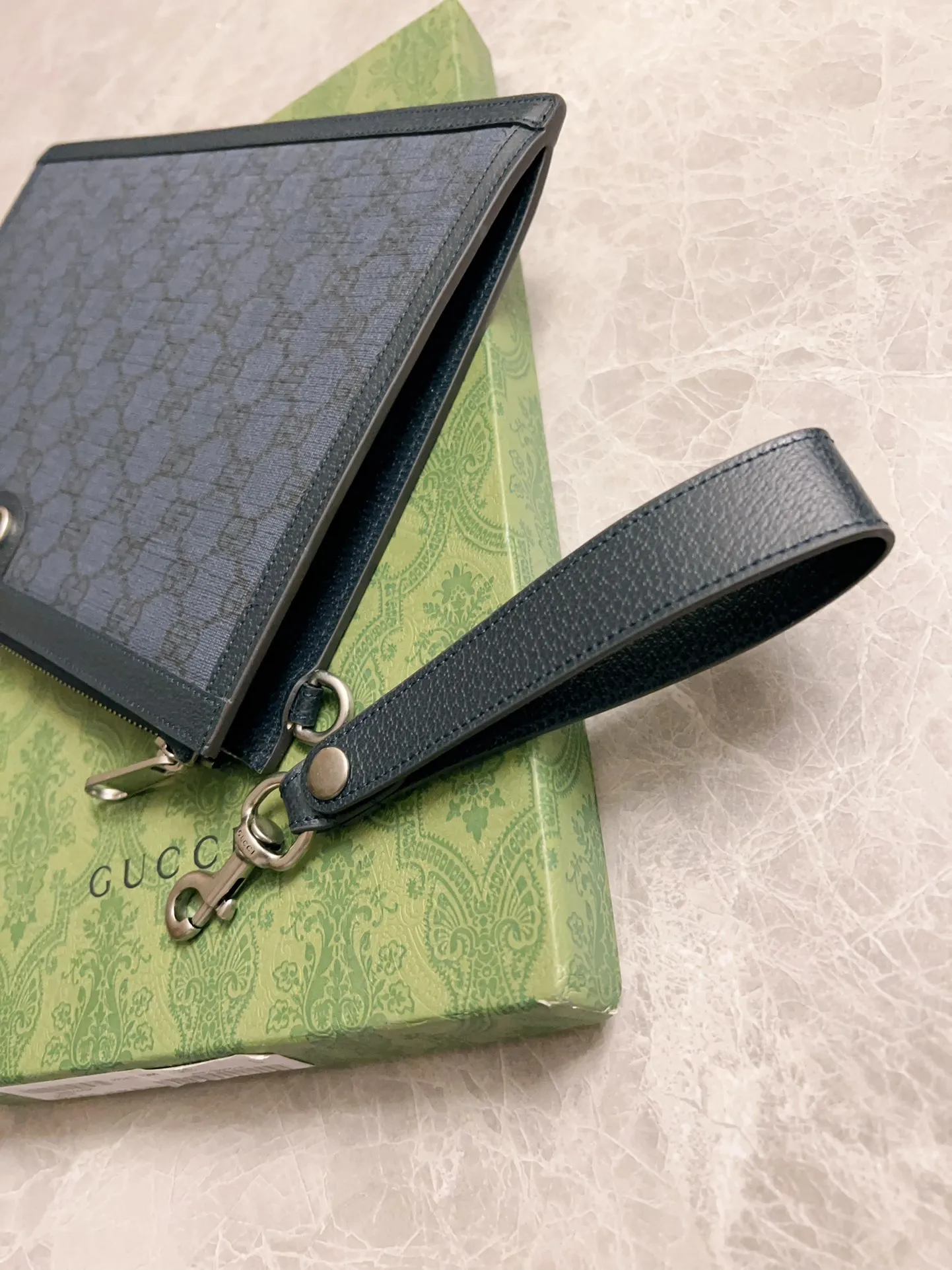 💰540🇭🇺🇭🇺GucciO’s latest phidia series clutch bag, Ophidia series items have endless retro feelings. Dark blue GG Supreme canvas, dark blue cowhide leather trim, palladium tone hardware Double G, zippered inner pocket, zipper closure. Model: 575371 Dimensions: 30x 20cm Color: dark blue/pvc.