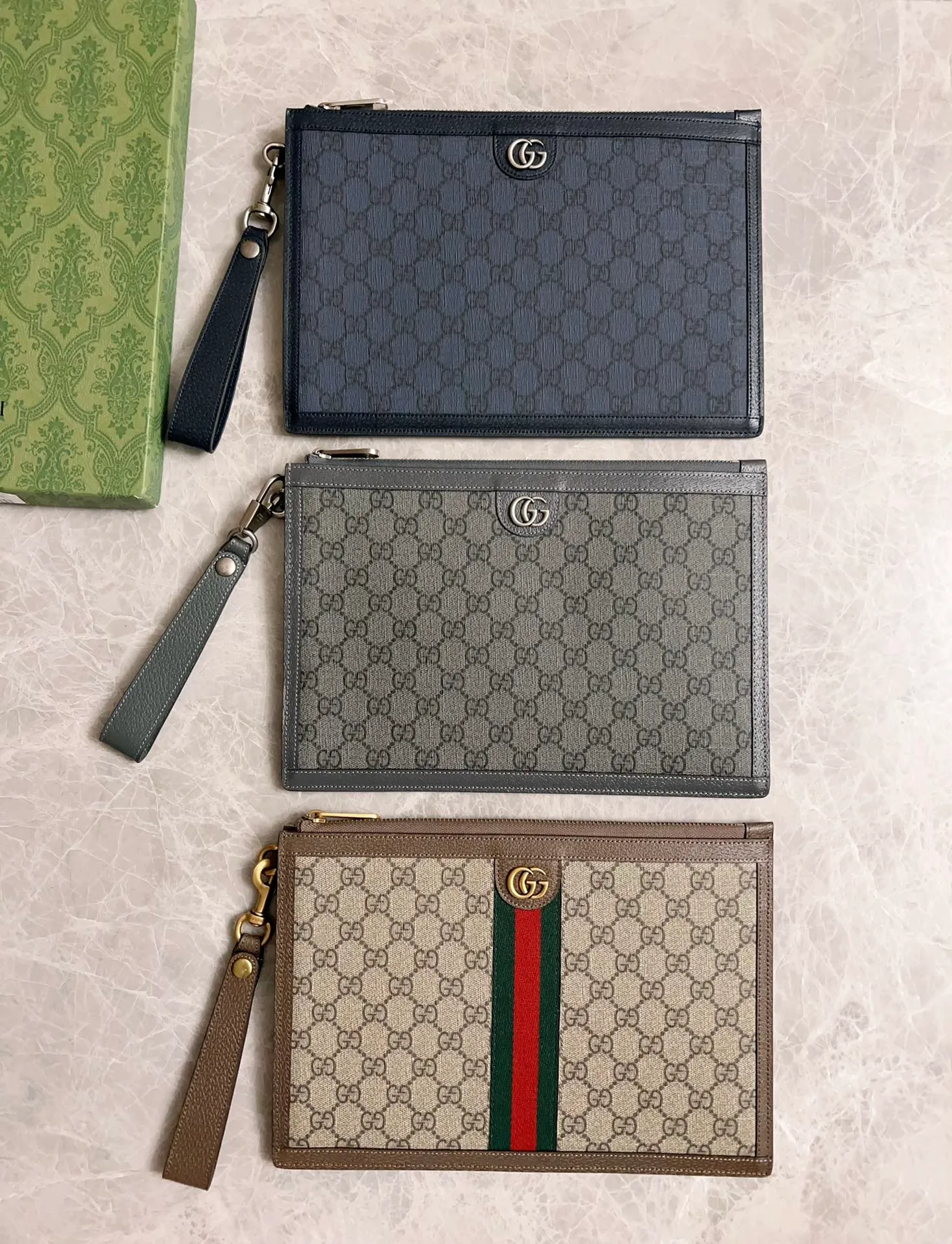 💰540🇭🇺🇭🇺GucciO’s latest phidia series clutch bag, Ophidia series items have endless retro feelings. Dark blue GG Supreme canvas, dark blue cowhide leather trim, palladium tone hardware Double G, zippered inner pocket, zipper closure. Model: 575371 Dimensions: 30x 20cm Color: dark blue/pvc.