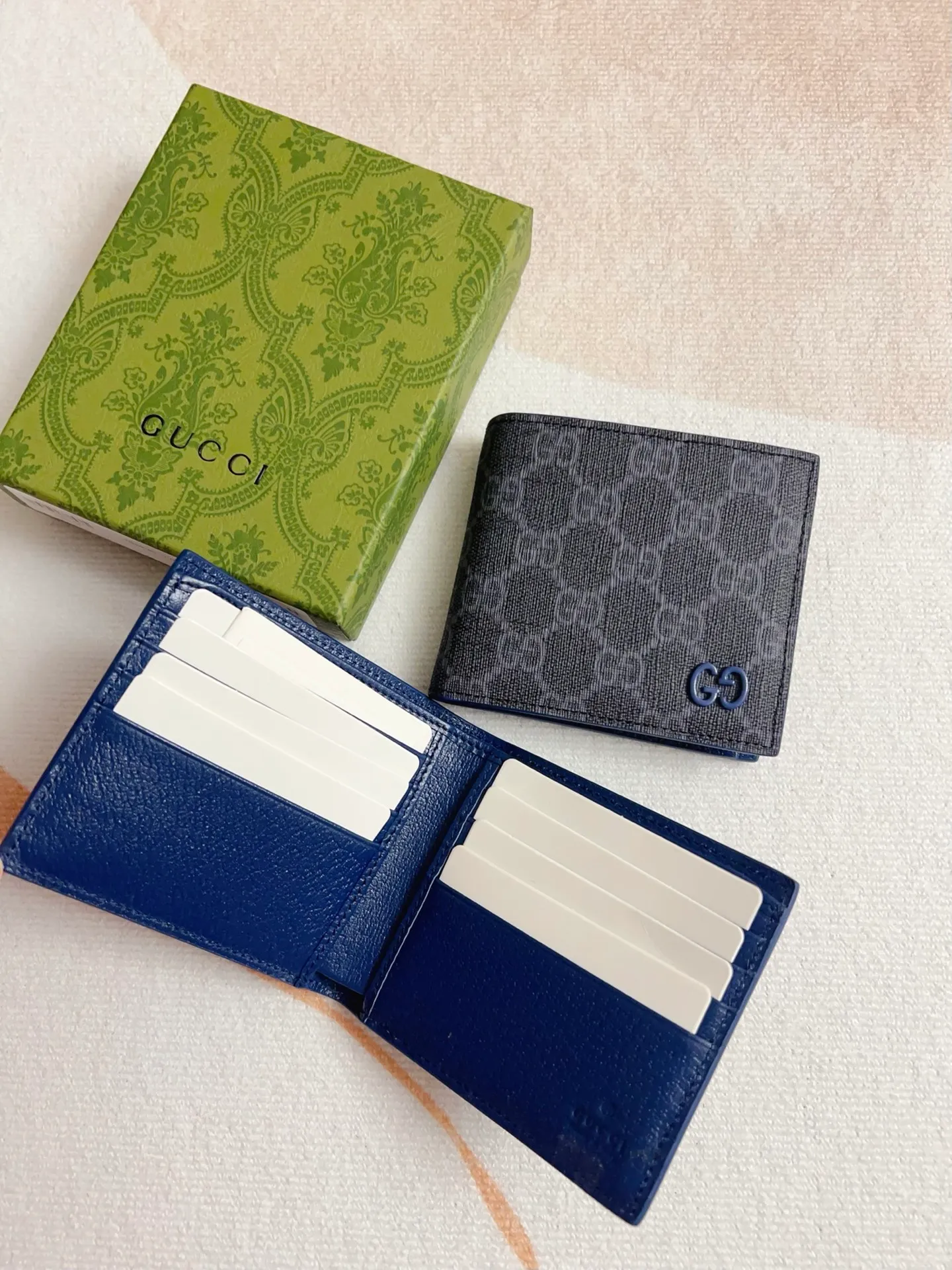 💰310 🇭🇺🇭🇺Gucci’s latest collection ~ Short clip 🧤🧤The two-tone design full of contrasting beauty makes the GG logo emblazoned on the bag stand out🧤🧤The fabric is made of black GG, and the lining is made of contrasting cowhide leather🧤🧤Black GG Supreme canvas, black PVC blue Size: 11x 9cm Model: 768243 (original product)