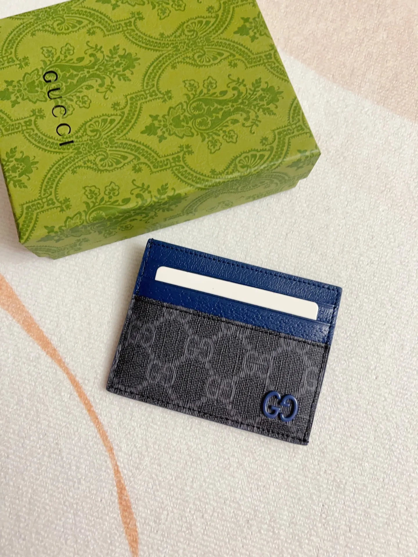 💰260🇭🇺🇭🇺Gucci’s latest collection ~ card holder 🍖🍖The two-tone design full of contrasting beauty makes the GG logo emblazoned on the bag stand out 🍖🍖The fabric is made of black GG and the lining is made of contrasting cowhide 🍖🍖Black GG Supreme canvas, black PVC blue Size: 10x 8cm Model: 795230 (original product)
