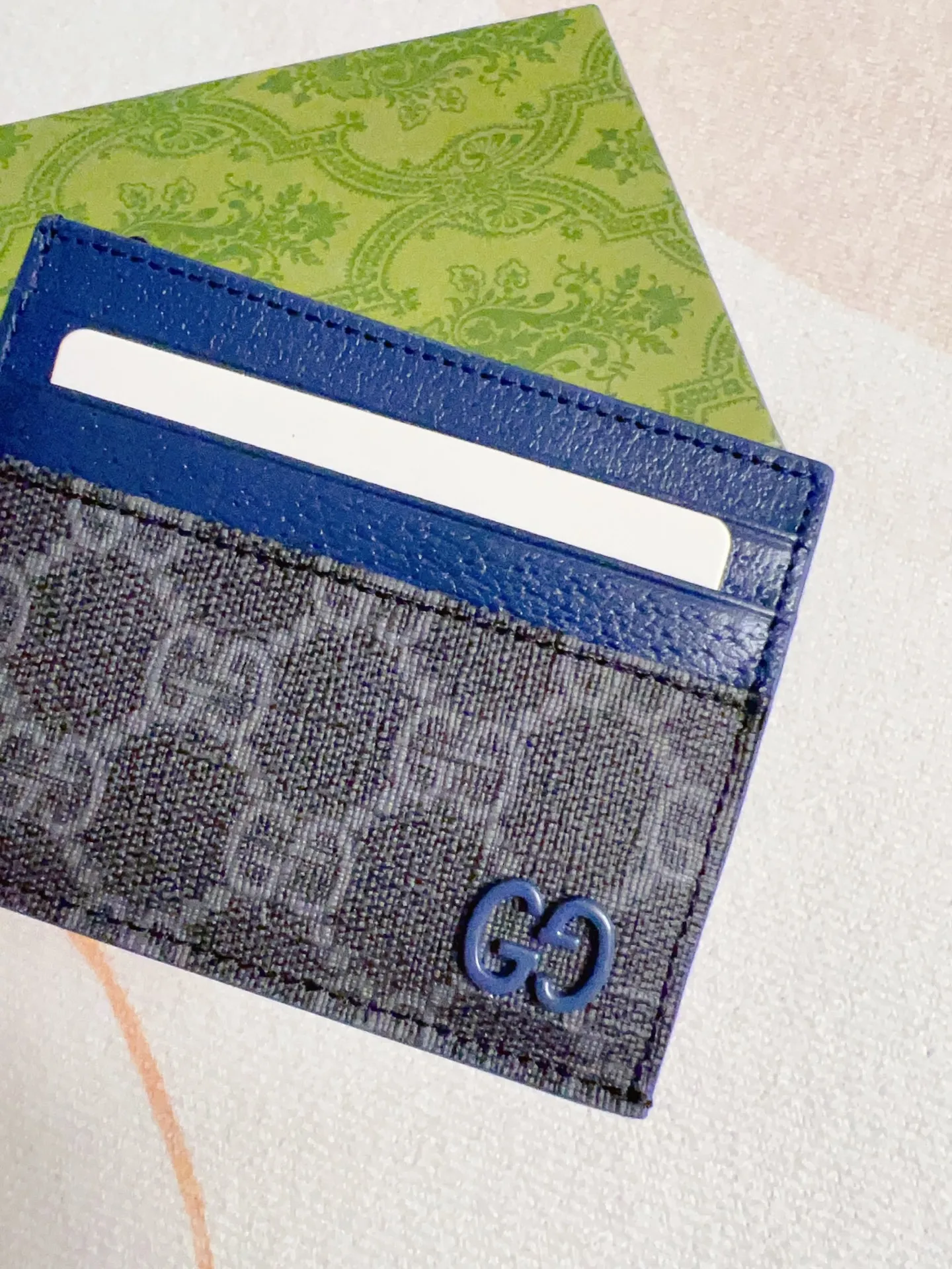 💰260🇭🇺🇭🇺Gucci’s latest collection ~ card holder 🍖🍖The two-tone design full of contrasting beauty makes the GG logo emblazoned on the bag stand out 🍖🍖The fabric is made of black GG and the lining is made of contrasting cowhide 🍖🍖Black GG Supreme canvas, black PVC blue Size: 10x 8cm Model: 795230 (original product)