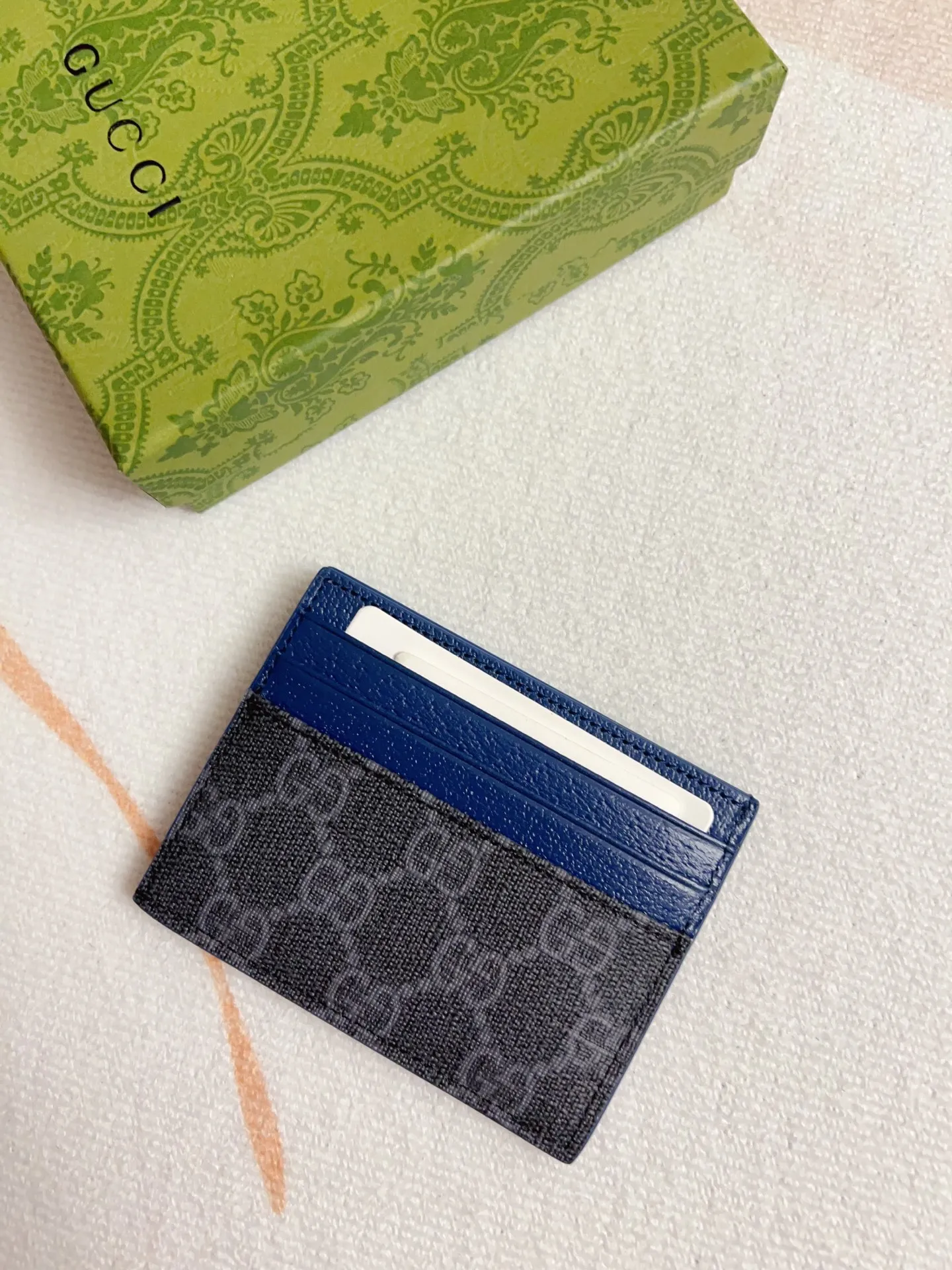 💰260🇭🇺🇭🇺Gucci’s latest collection ~ card holder 🍖🍖The two-tone design full of contrasting beauty makes the GG logo emblazoned on the bag stand out 🍖🍖The fabric is made of black GG and the lining is made of contrasting cowhide 🍖🍖Black GG Supreme canvas, black PVC blue Size: 10x 8cm Model: 795230 (original product)