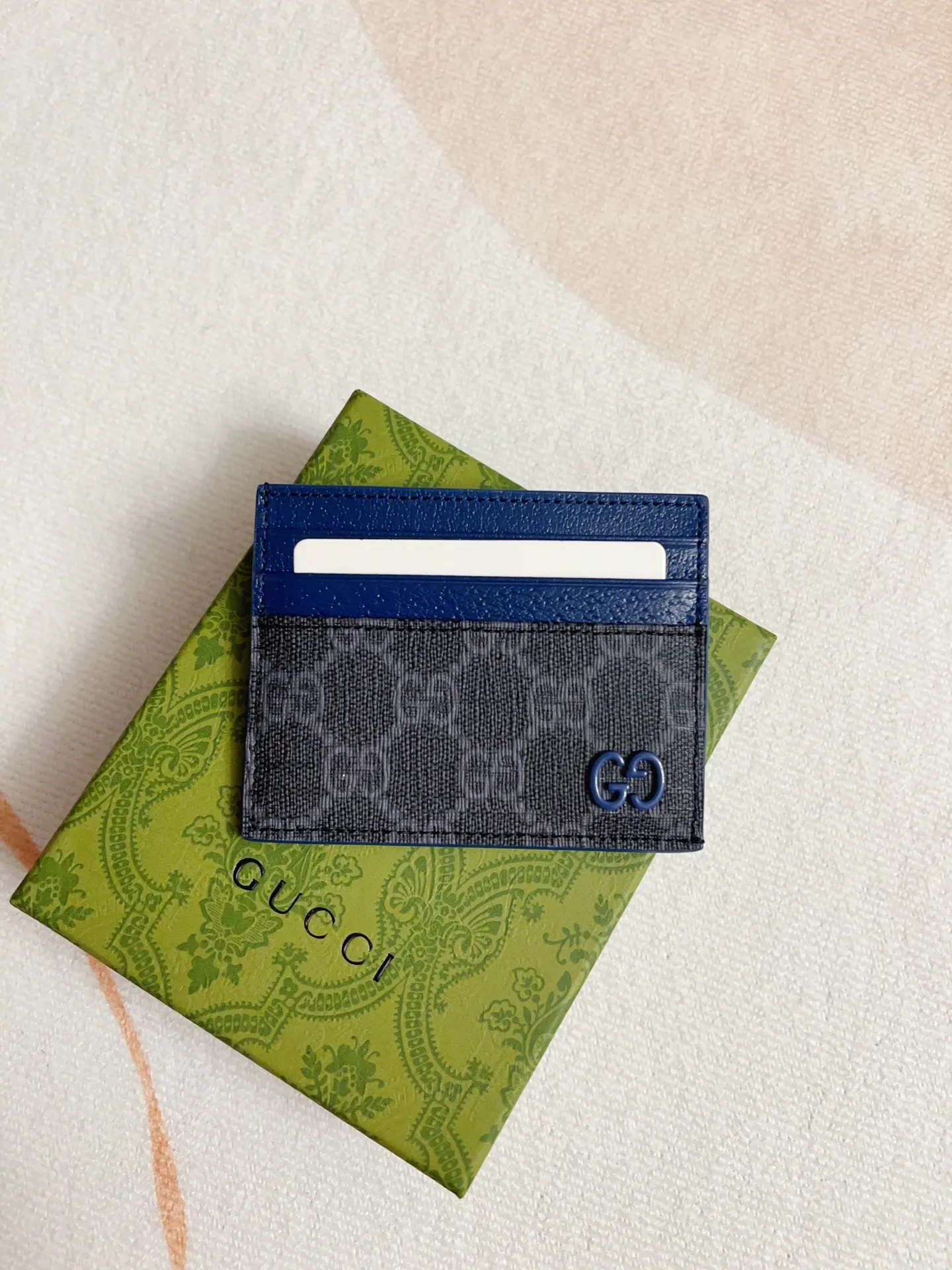💰260🇭🇺🇭🇺Gucci’s latest collection ~ card holder 🍖🍖The two-tone design full of contrasting beauty makes the GG logo emblazoned on the bag stand out 🍖🍖The fabric is made of black GG and the lining is made of contrasting cowhide 🍖🍖Black GG Supreme canvas, black PVC blue Size: 10x 8cm Model: 795230 (original product)