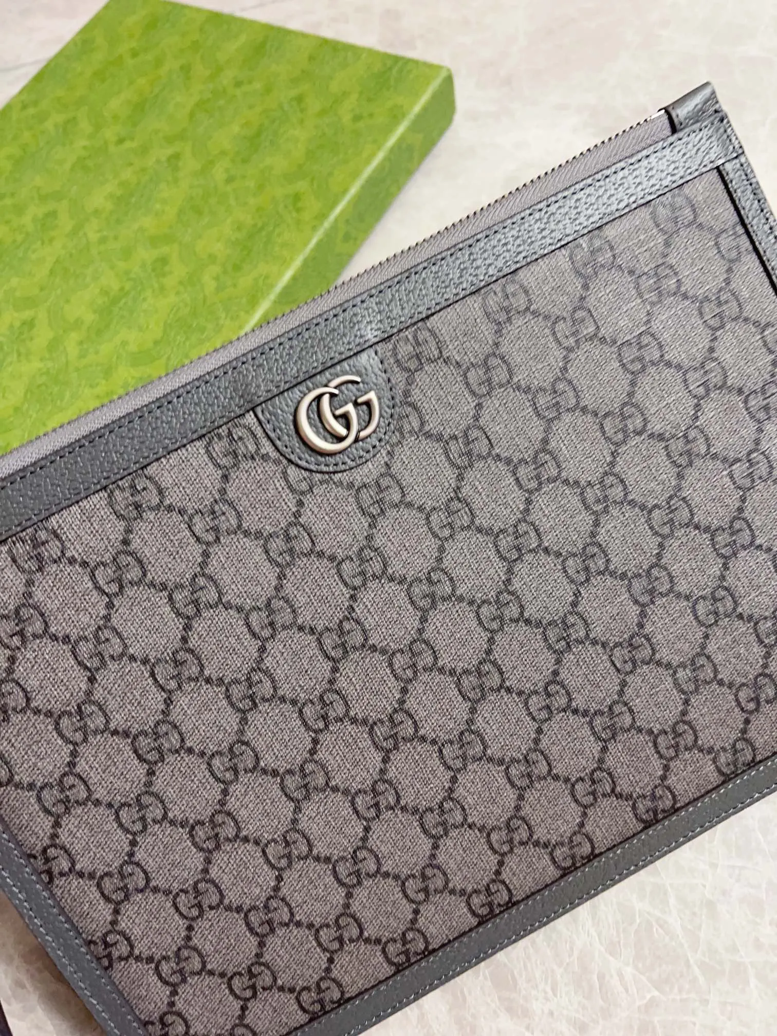 💰540🇭🇺🇭🇺GucciO’s latest phidia series clutch bag, Ophidia series items have endless retro feelings. Gray GG Supreme canvas, gray cowhide leather trim, palladium tone hardware Double G, zippered inner pocket, zipper closure. Model: 575371 Dimensions: 30x 20cm Color: gray/pvc.