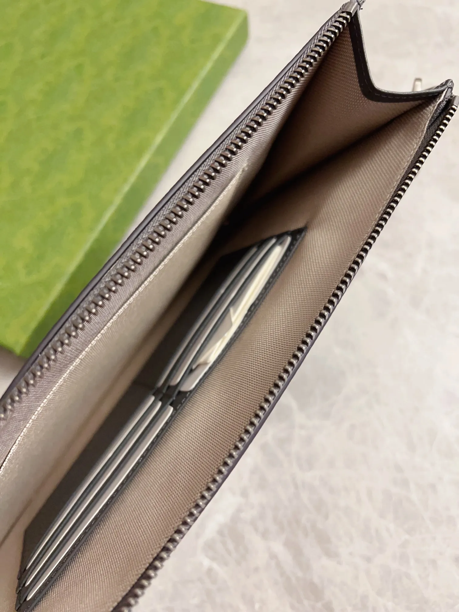 💰540🇭🇺🇭🇺GucciO’s latest phidia series clutch bag, Ophidia series items have endless retro feelings. Gray GG Supreme canvas, gray cowhide leather trim, palladium tone hardware Double G, zippered inner pocket, zipper closure. Model: 575371 Dimensions: 30x 20cm Color: gray/pvc.