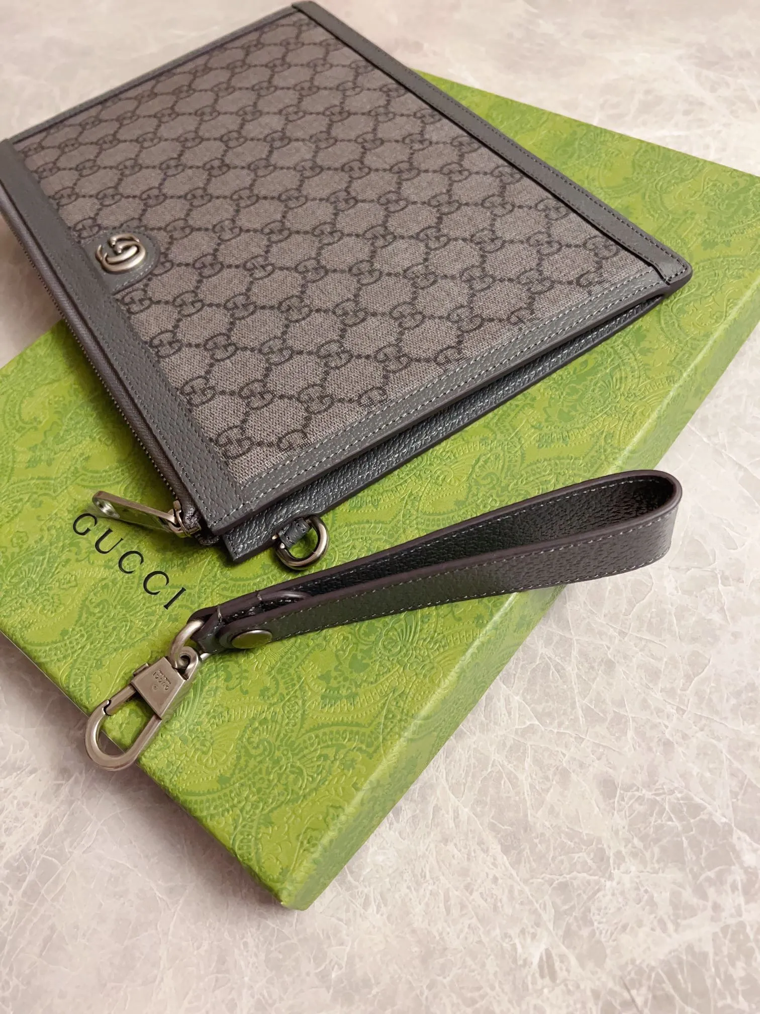 💰540🇭🇺🇭🇺GucciO’s latest phidia series clutch bag, Ophidia series items have endless retro feelings. Gray GG Supreme canvas, gray cowhide leather trim, palladium tone hardware Double G, zippered inner pocket, zipper closure. Model: 575371 Dimensions: 30x 20cm Color: gray/pvc.