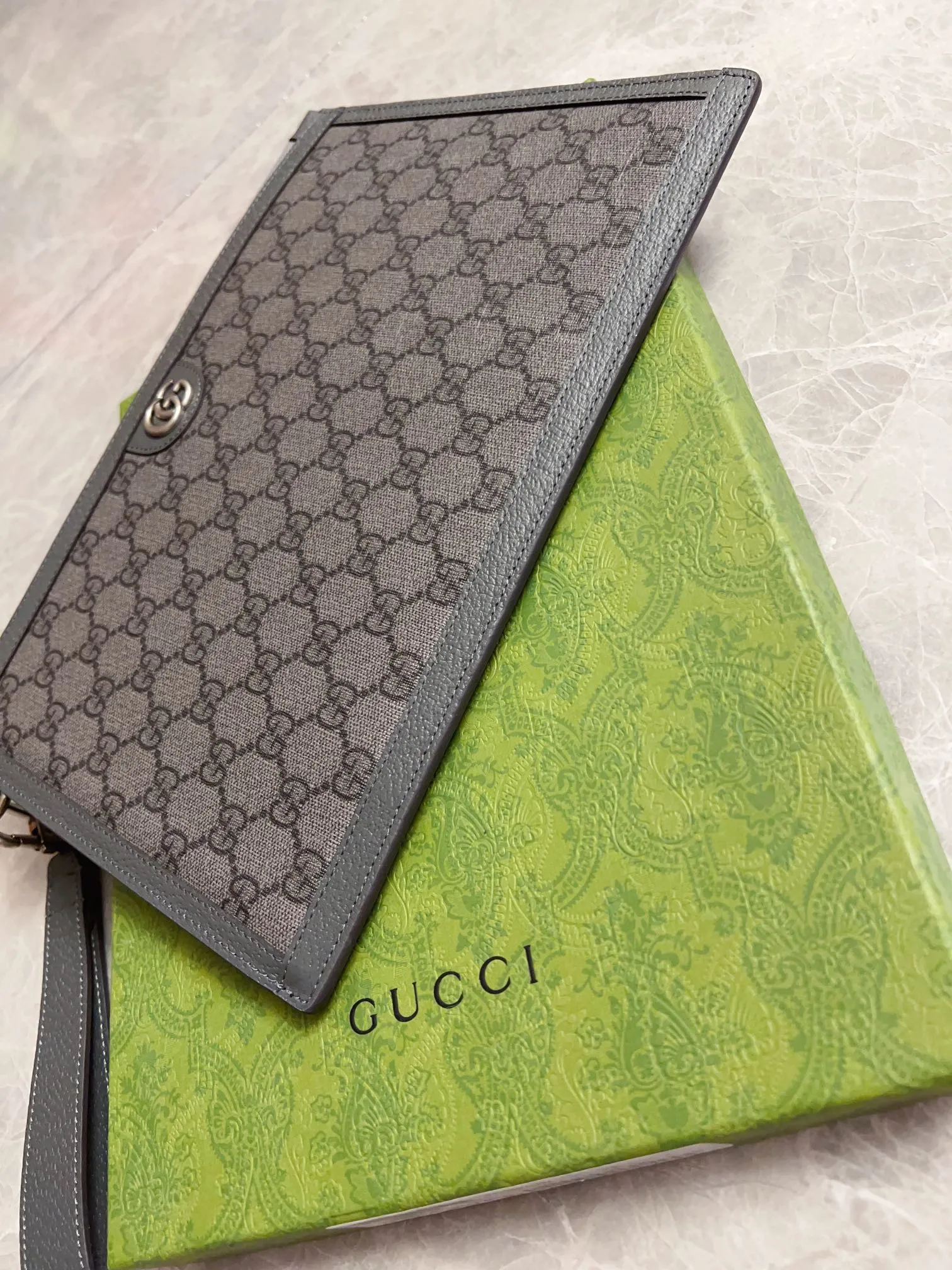 💰540🇭🇺🇭🇺GucciO’s latest phidia series clutch bag, Ophidia series items have endless retro feelings. Gray GG Supreme canvas, gray cowhide leather trim, palladium tone hardware Double G, zippered inner pocket, zipper closure. Model: 575371 Dimensions: 30x 20cm Color: gray/pvc.