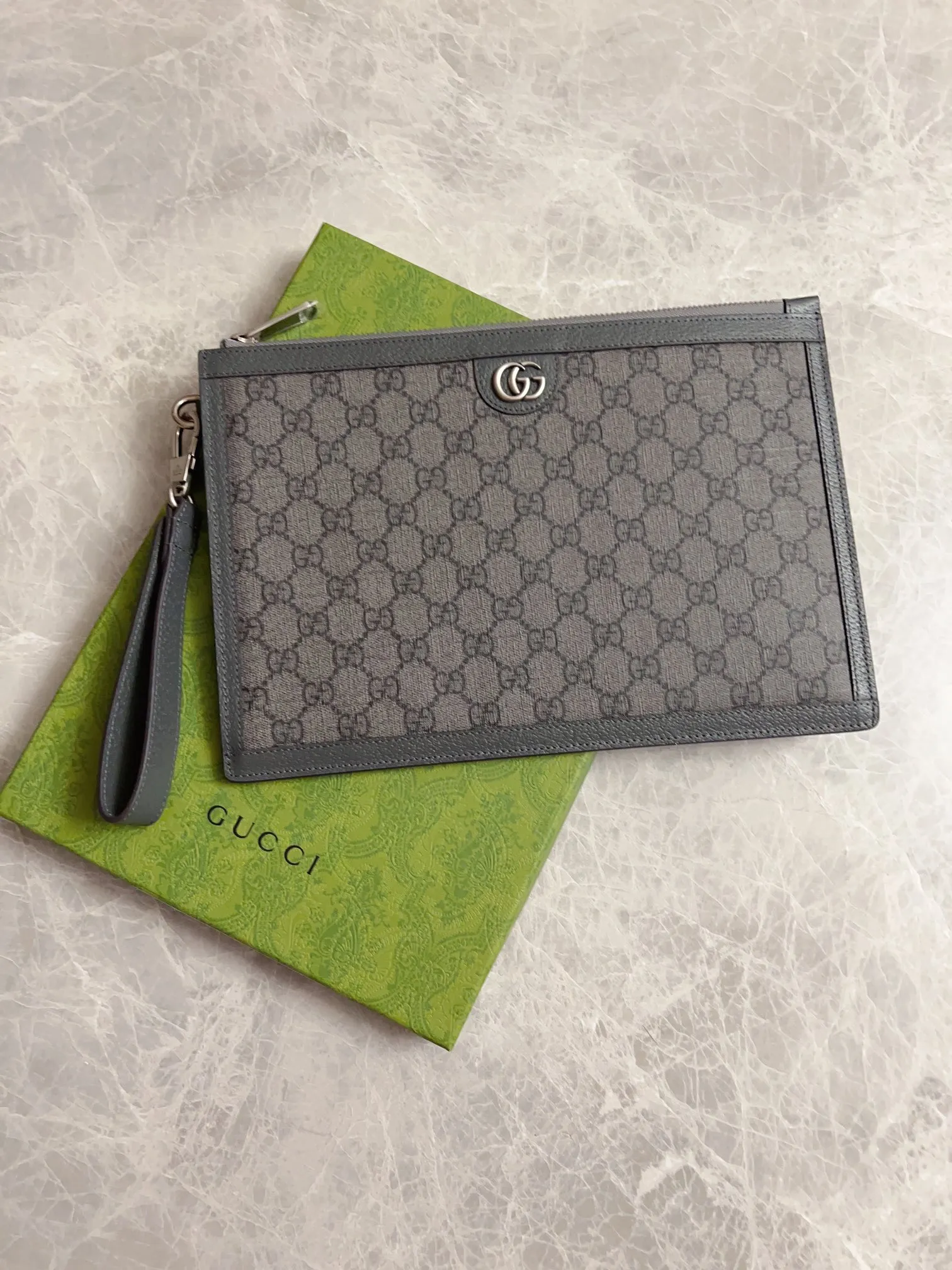 💰540🇭🇺🇭🇺GucciO’s latest phidia series clutch bag, Ophidia series items have endless retro feelings. Gray GG Supreme canvas, gray cowhide leather trim, palladium tone hardware Double G, zippered inner pocket, zipper closure. Model: 575371 Dimensions: 30x 20cm Color: gray/pvc.