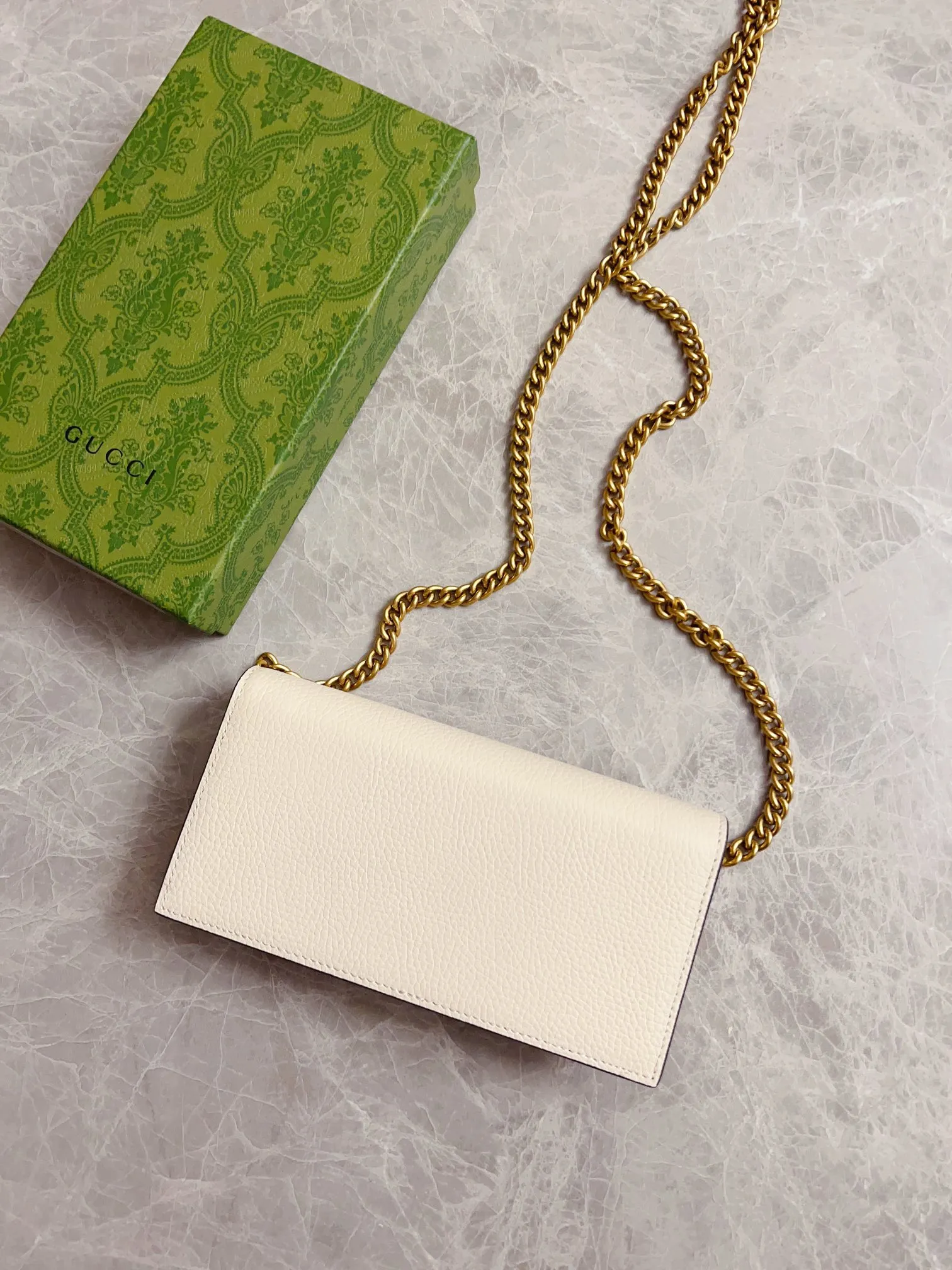 💰660🇮🇹🇮🇹Gucci’s latest ~ Interlocking Double G python leather bow chain pouch 🦄🦄 is made of original factory calfskin, 🦄🦄The front bow is made of python skin piping and antique gold tone interlocking Double G details, 🦄🦄The chain shoulder strap can provide a variety of different carrying experiences. Iconic fashion item🦄🦄Model: 746056, size: 19x 10x 4cm