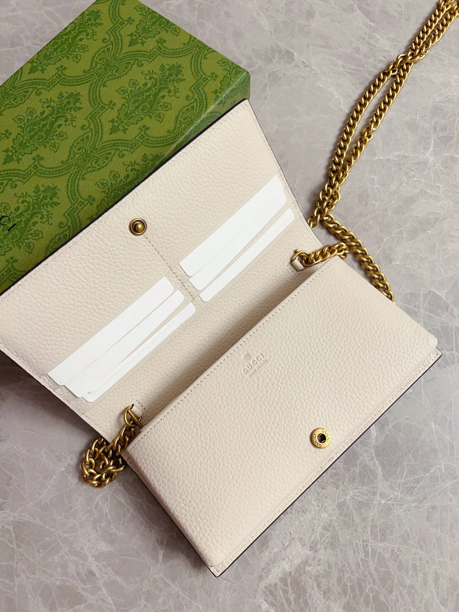 💰660🇮🇹🇮🇹Gucci’s latest ~ Interlocking Double G python leather bow chain pouch 🦄🦄 is made of original factory calfskin, 🦄🦄The front bow is made of python skin piping and antique gold tone interlocking Double G details, 🦄🦄The chain shoulder strap can provide a variety of different carrying experiences. Iconic fashion item🦄🦄Model: 746056, size: 19x 10x 4cm