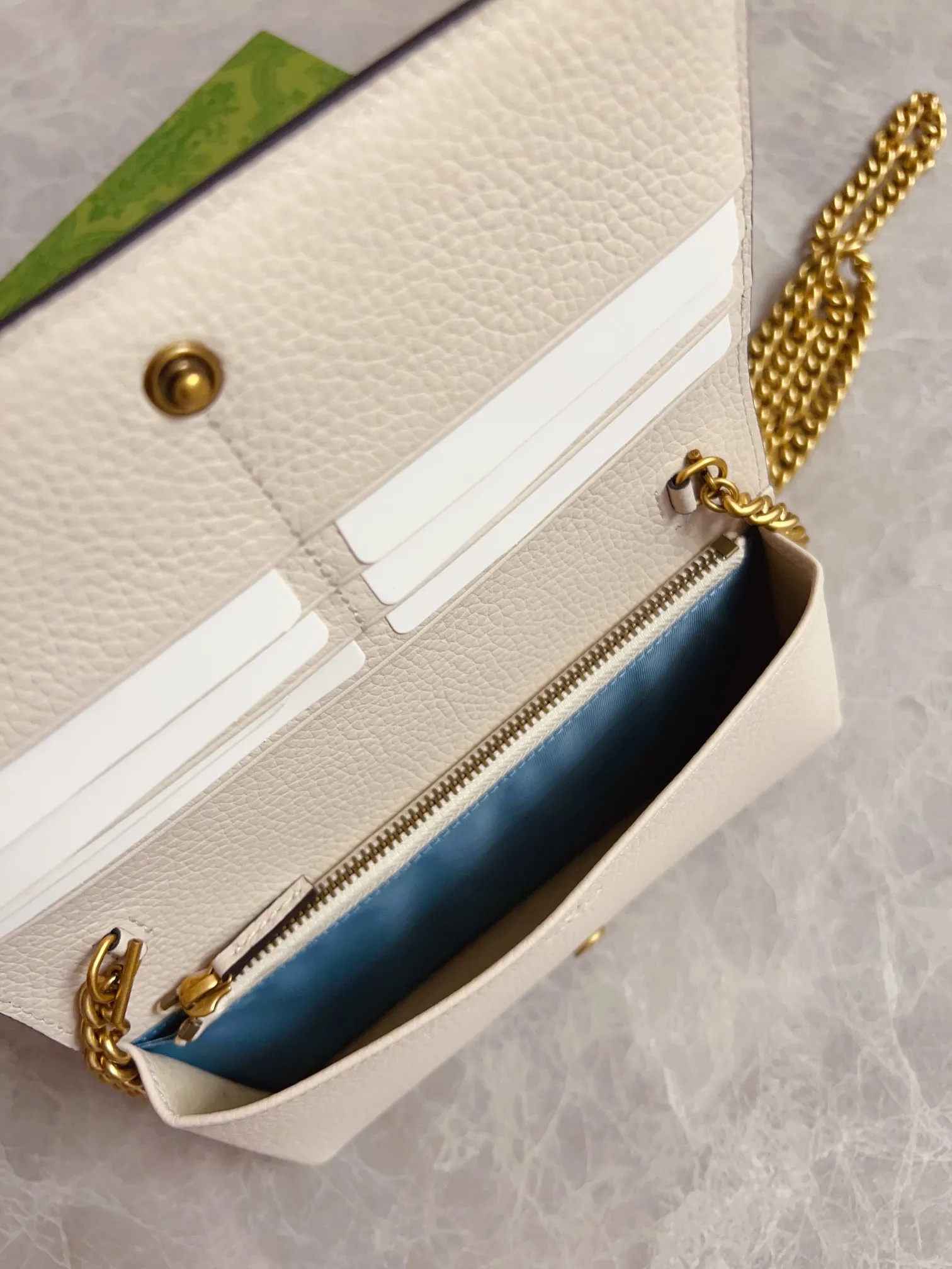 💰660🇮🇹🇮🇹Gucci’s latest ~ Interlocking Double G python leather bow chain pouch 🦄🦄 is made of original factory calfskin, 🦄🦄The front bow is made of python skin piping and antique gold tone interlocking Double G details, 🦄🦄The chain shoulder strap can provide a variety of different carrying experiences. Iconic fashion item🦄🦄Model: 746056, size: 19x 10x 4cm
