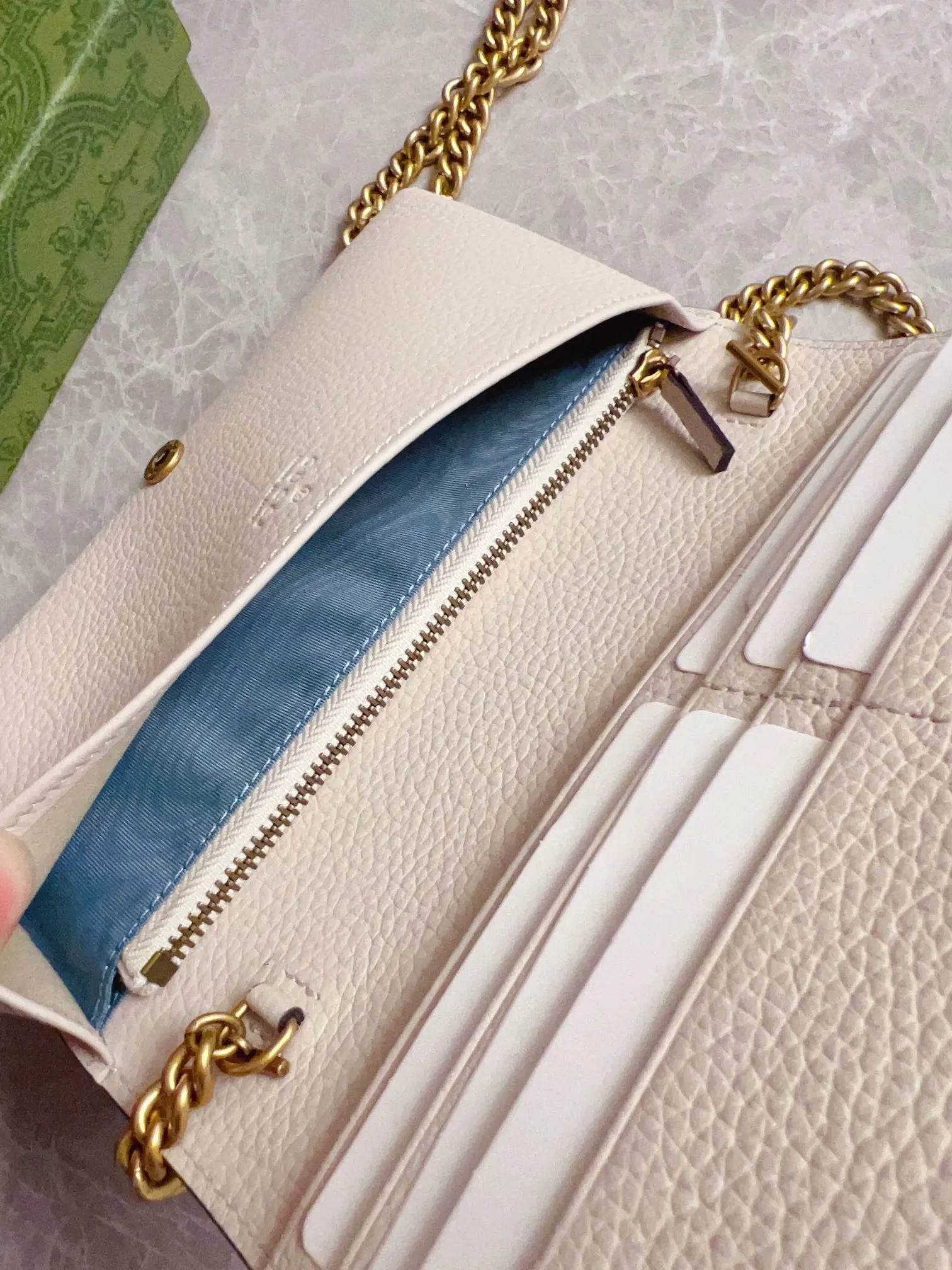 💰660🇮🇹🇮🇹Gucci’s latest ~ Interlocking Double G python leather bow chain pouch 🦄🦄 is made of original factory calfskin, 🦄🦄The front bow is made of python skin piping and antique gold tone interlocking Double G details, 🦄🦄The chain shoulder strap can provide a variety of different carrying experiences. Iconic fashion item🦄🦄Model: 746056, size: 19x 10x 4cm