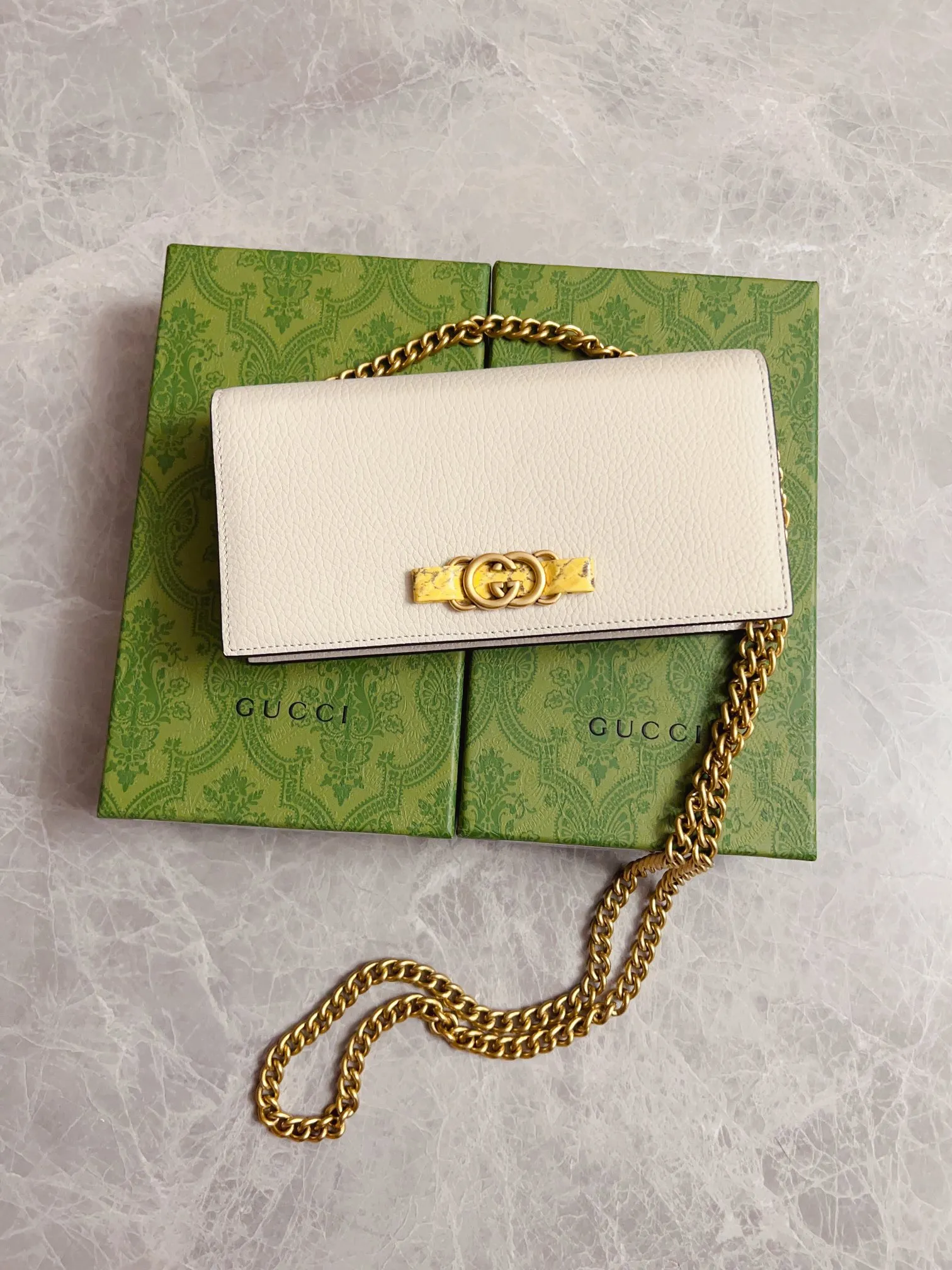 💰660🇮🇹🇮🇹Gucci’s latest ~ Interlocking Double G python leather bow chain pouch 🦄🦄 is made of original factory calfskin, 🦄🦄The front bow is made of python skin piping and antique gold tone interlocking Double G details, 🦄🦄The chain shoulder strap can provide a variety of different carrying experiences. Iconic fashion item🦄🦄Model: 746056, size: 19x 10x 4cm