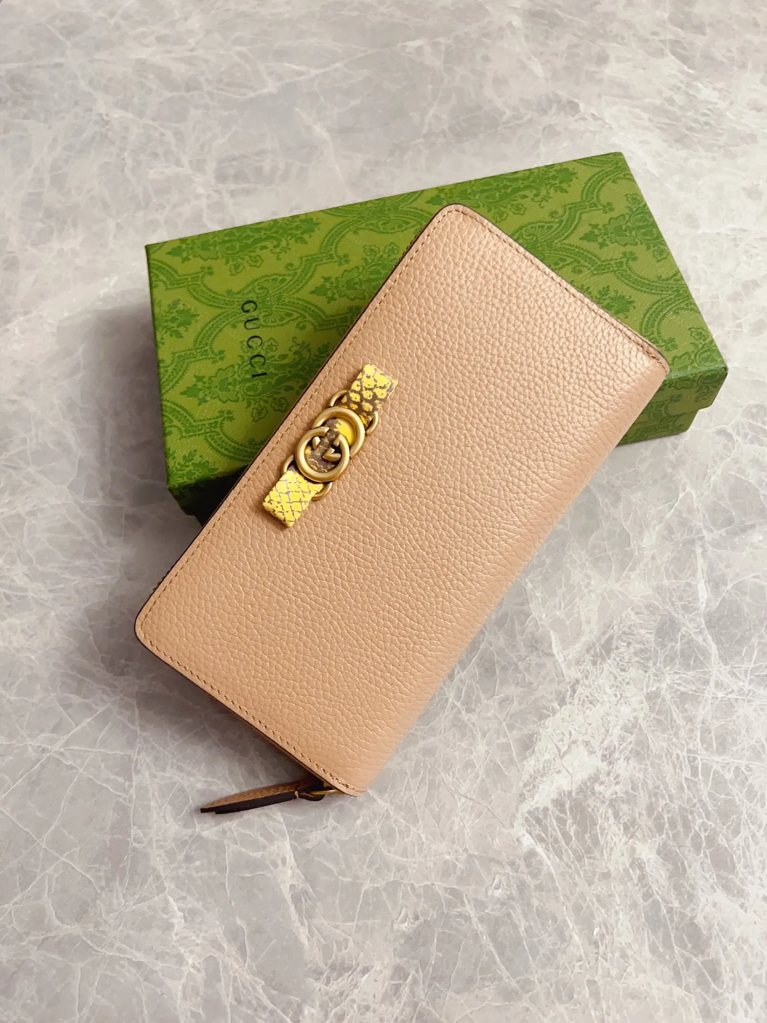 💰460🇮🇹🇮🇹Gucci’s latest ~ Interlocking Double G python leather bow wallet🍓🍓Made of original factory calfskin, 🍓🍓Butterfly on the front The knot is crafted with python leather piping and interlocking G detailing in an antique gold tone, 🍓🍓Iconic fashion piece🍓🍓Model: 750458, Size: 19x 10x3cm
