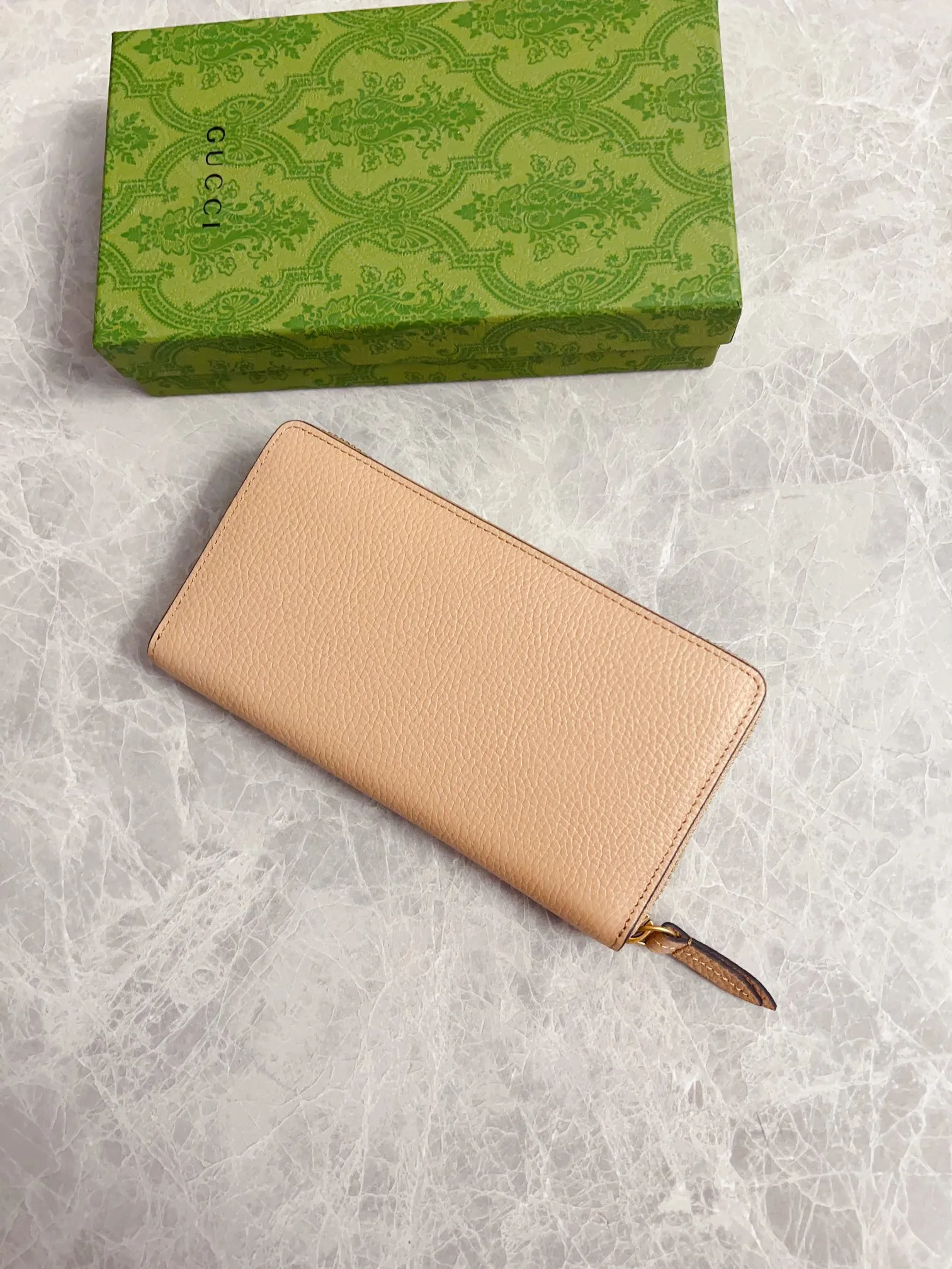 💰460🇮🇹🇮🇹Gucci’s latest ~ Interlocking Double G python leather bow wallet🍓🍓Made of original factory calfskin, 🍓🍓Butterfly on the front The knot is crafted with python leather piping and interlocking G detailing in an antique gold tone, 🍓🍓Iconic fashion piece🍓🍓Model: 750458, Size: 19x 10x3cm