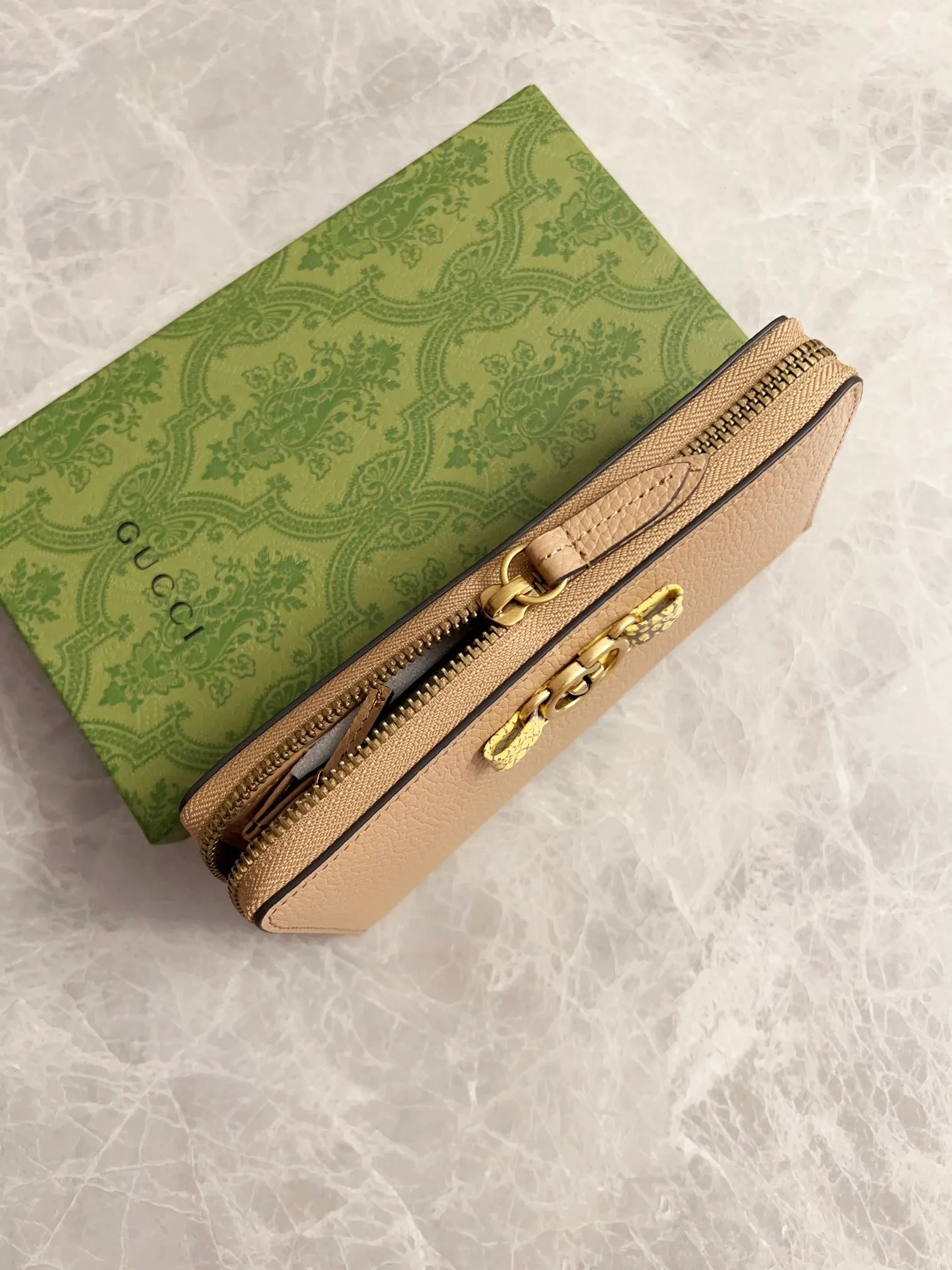 💰460🇮🇹🇮🇹Gucci’s latest ~ Interlocking Double G python leather bow wallet🍓🍓Made of original factory calfskin, 🍓🍓Butterfly on the front The knot is crafted with python leather piping and interlocking G detailing in an antique gold tone, 🍓🍓Iconic fashion piece🍓🍓Model: 750458, Size: 19x 10x3cm