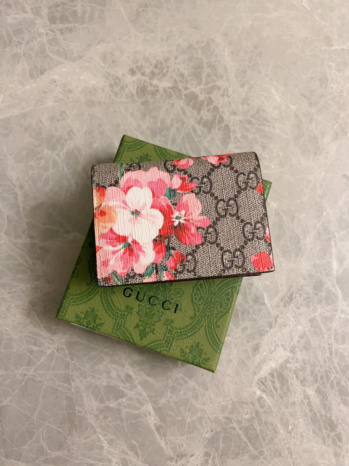 💰330 🇭🇺🇭🇺 Counter synchronization~Tian series small card holder🎠🎠Small appearance~Big function🎠🎠Built-in card slot, bank card, cash! Successful people! Fashionistas! An indispensable must-have item🎢🎢Model: 410088, Color: pink flower - pink, pink flower - maroon, ice blue flower - bright red, green flower - black, 🎢🎢Size: 11*9*3cm