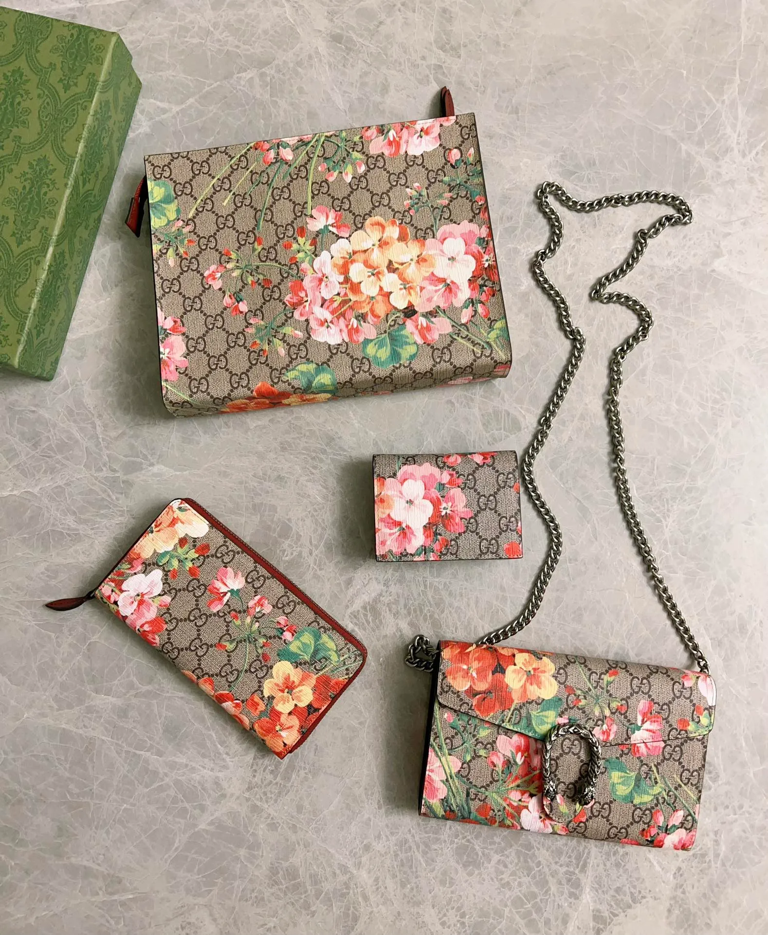 💰330 🇭🇺🇭🇺 Counter synchronization~Tian series small card holder🎠🎠Small appearance~Big function🎠🎠Built-in card slot, bank card, cash! Successful people! Fashionistas! An indispensable must-have item🎢🎢Model: 410088, Color: pink flower - pink, pink flower - maroon, ice blue flower - bright red, green flower - black, 🎢🎢Size: 11*9*3cm