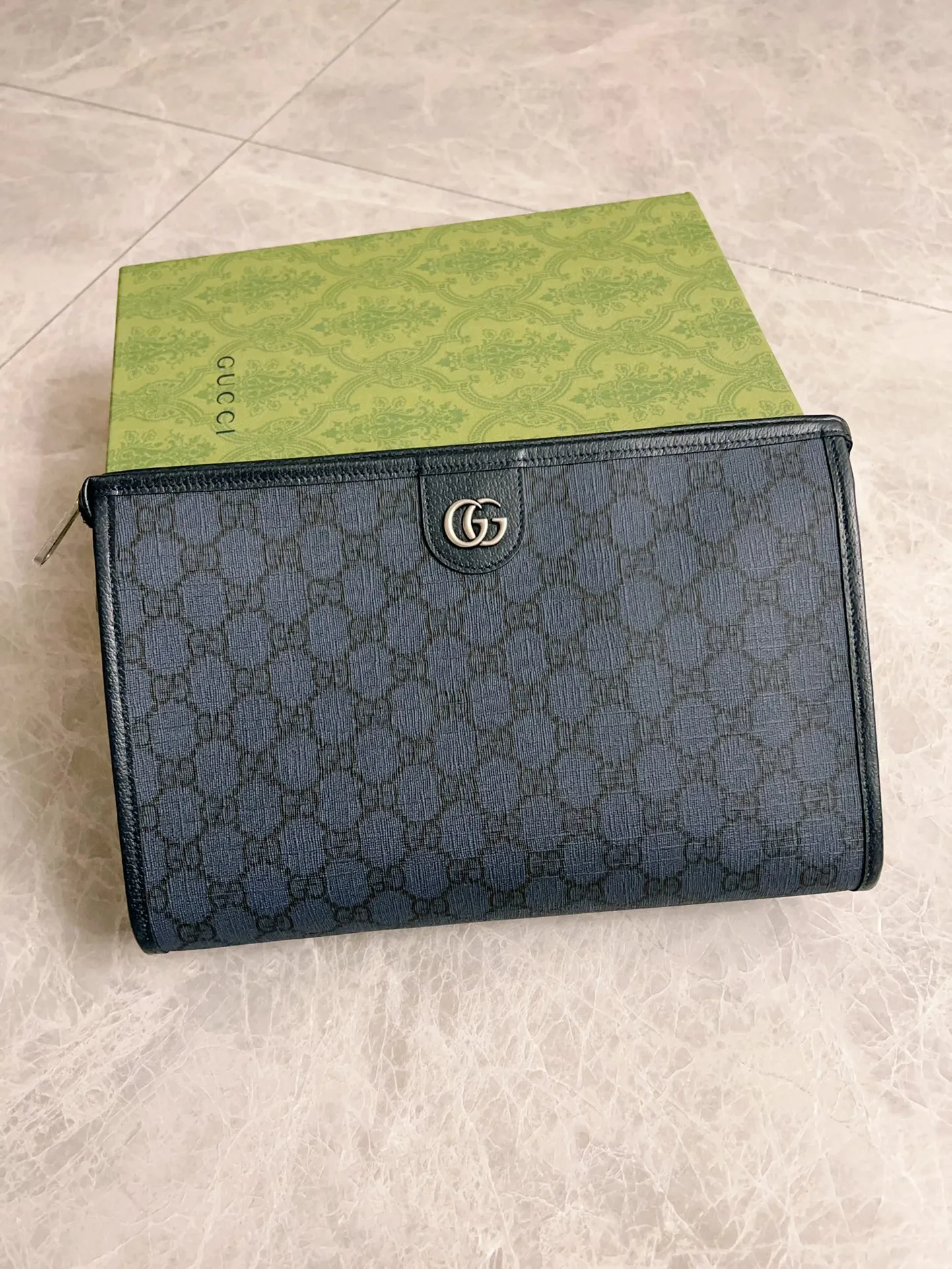 💰560🇭🇺🇭🇺GucciO’s latest phidia series clutch bag, Ophidia series items have endless retro feelings. Dark blue GG Supreme canvas, dark blue cowhide leather trim, palladium tone hardware Double G, zippered inner pocket, zipper closure. Model: 598234. Dimensions: 28.5(width) x 18(h) x 9cm(d) Color: dark blue/pvc.