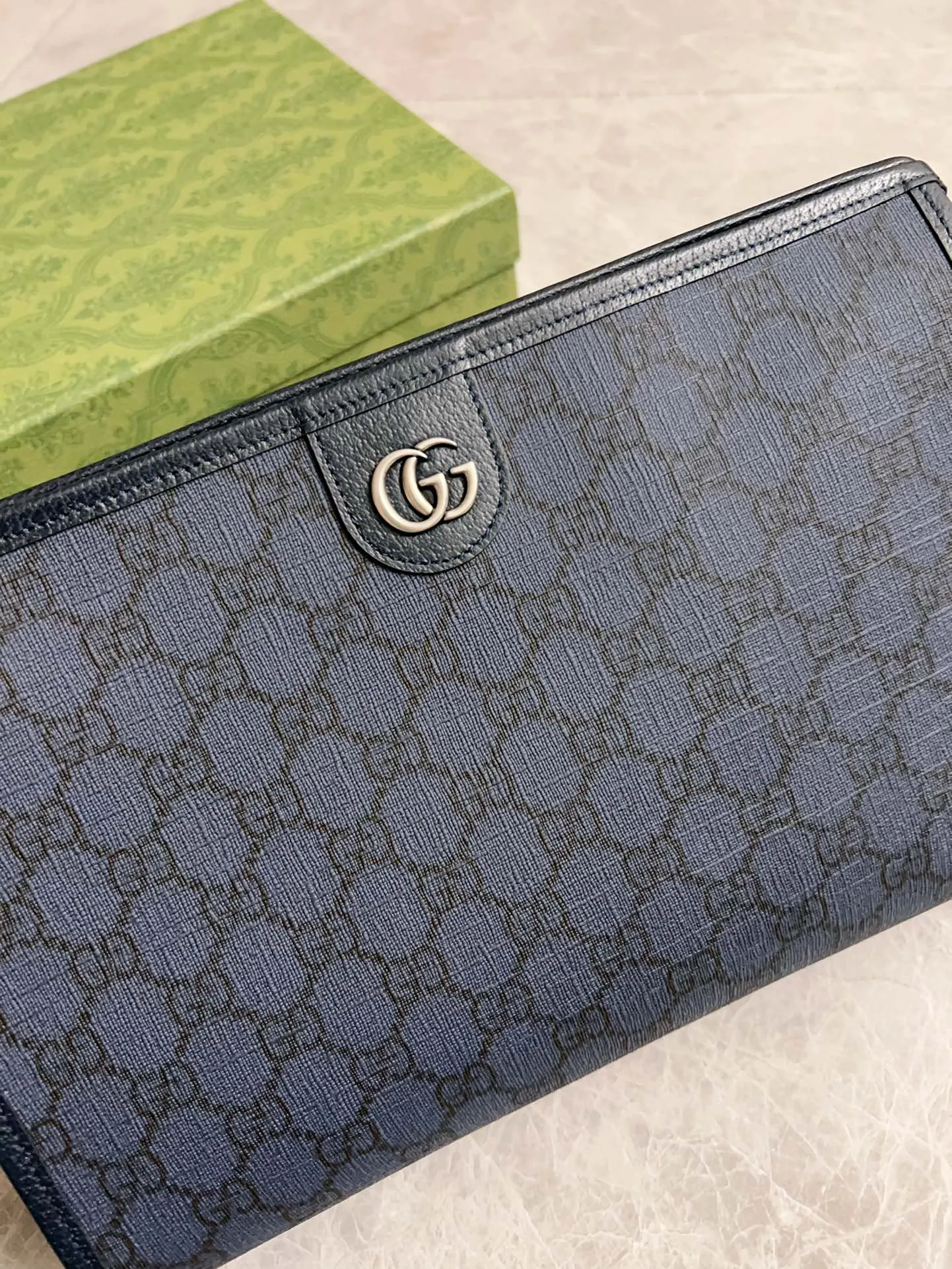 💰560🇭🇺🇭🇺GucciO’s latest phidia series clutch bag, Ophidia series items have endless retro feelings. Dark blue GG Supreme canvas, dark blue cowhide leather trim, palladium tone hardware Double G, zippered inner pocket, zipper closure. Model: 598234. Dimensions: 28.5(width) x 18(h) x 9cm(d) Color: dark blue/pvc.