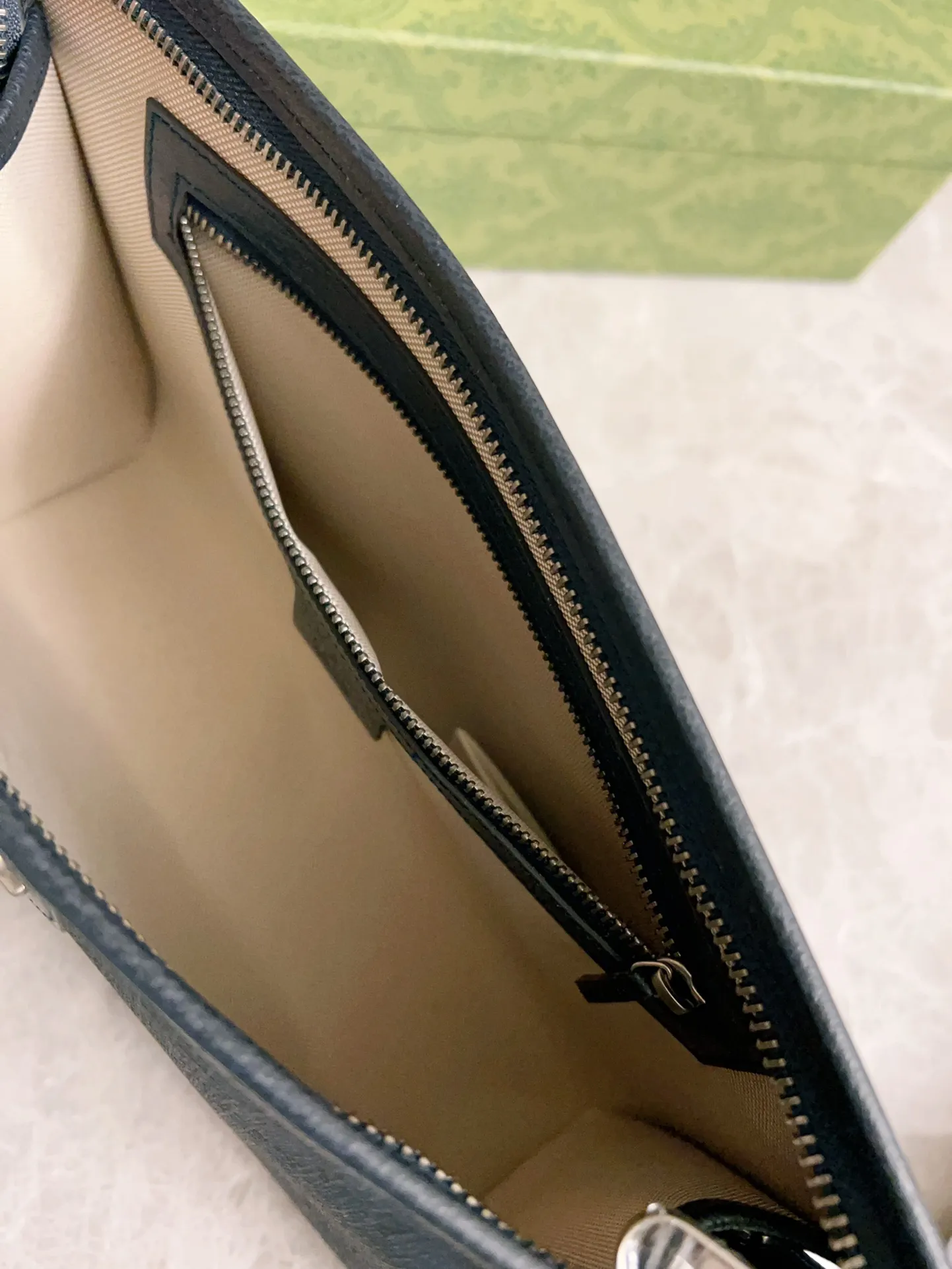 💰560🇭🇺🇭🇺GucciO’s latest phidia series clutch bag, Ophidia series items have endless retro feelings. Dark blue GG Supreme canvas, dark blue cowhide leather trim, palladium tone hardware Double G, zippered inner pocket, zipper closure. Model: 598234. Dimensions: 28.5(width) x 18(h) x 9cm(d) Color: dark blue/pvc.