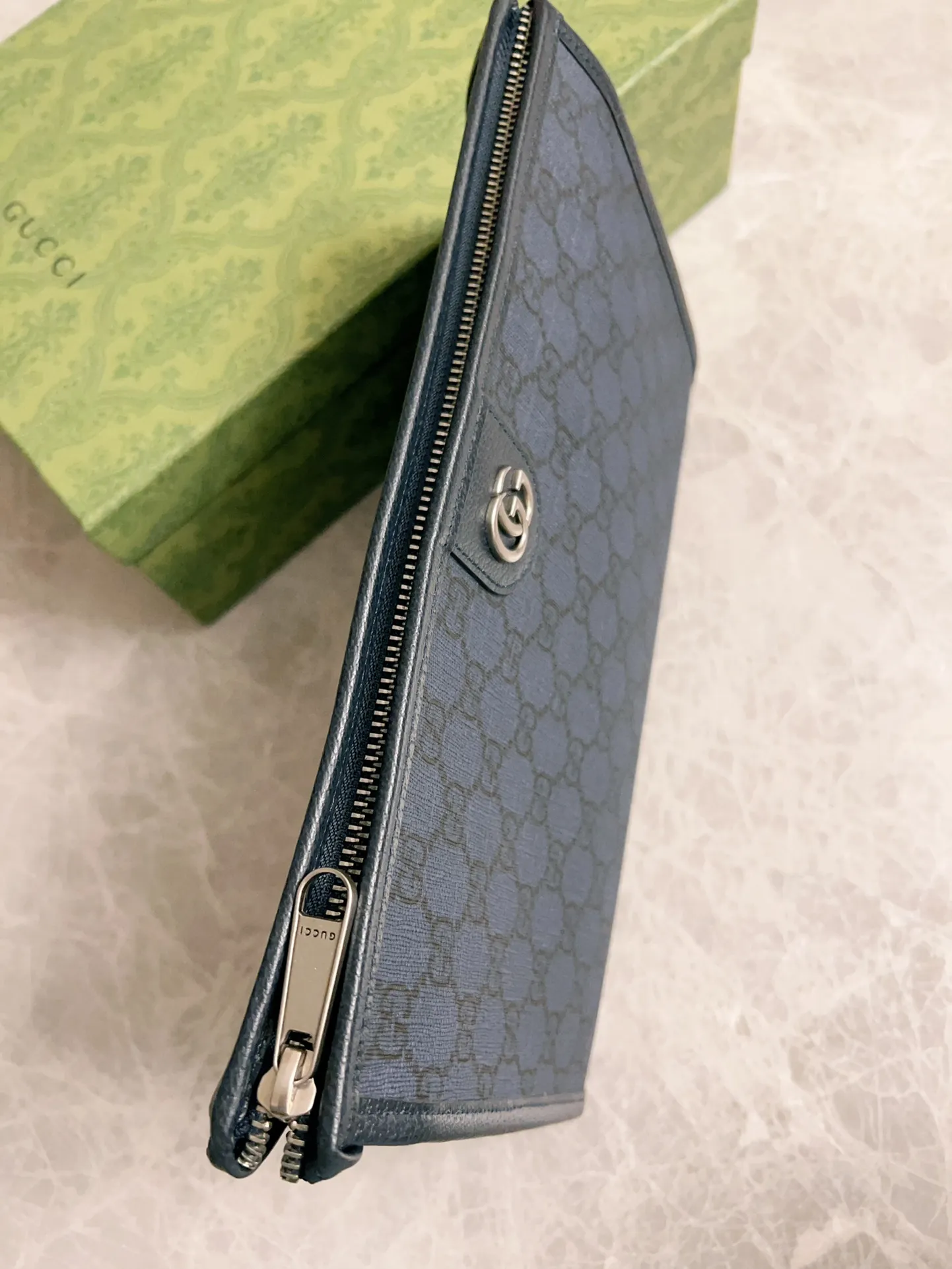 💰560🇭🇺🇭🇺GucciO’s latest phidia series clutch bag, Ophidia series items have endless retro feelings. Dark blue GG Supreme canvas, dark blue cowhide leather trim, palladium tone hardware Double G, zippered inner pocket, zipper closure. Model: 598234. Dimensions: 28.5(width) x 18(h) x 9cm(d) Color: dark blue/pvc.