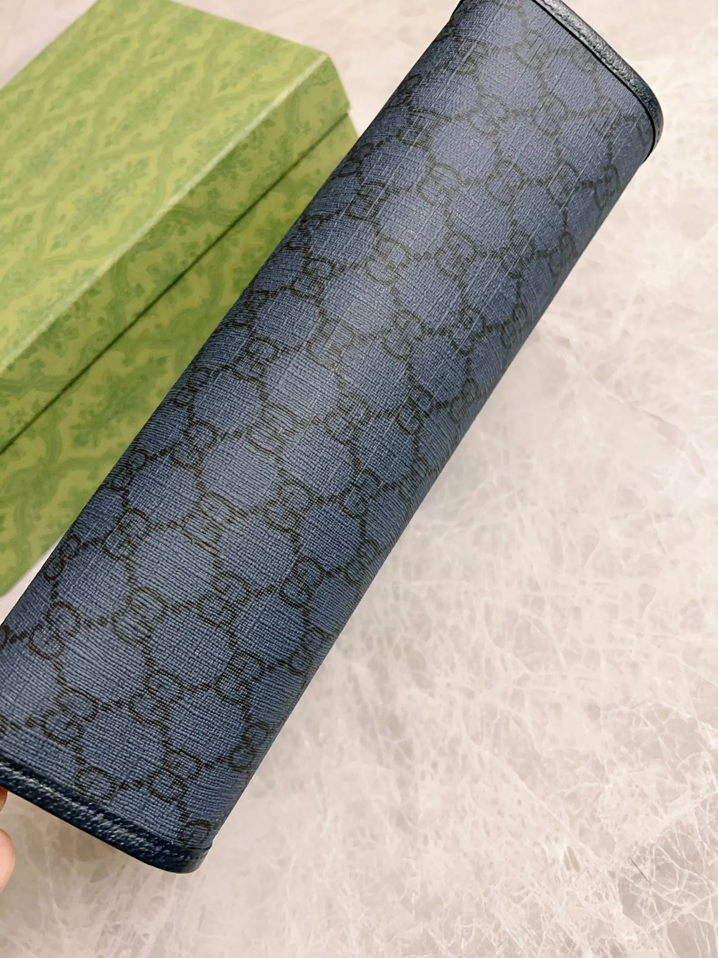 💰560🇭🇺🇭🇺GucciO’s latest phidia series clutch bag, Ophidia series items have endless retro feelings. Dark blue GG Supreme canvas, dark blue cowhide leather trim, palladium tone hardware Double G, zippered inner pocket, zipper closure. Model: 598234. Dimensions: 28.5(width) x 18(h) x 9cm(d) Color: dark blue/pvc.