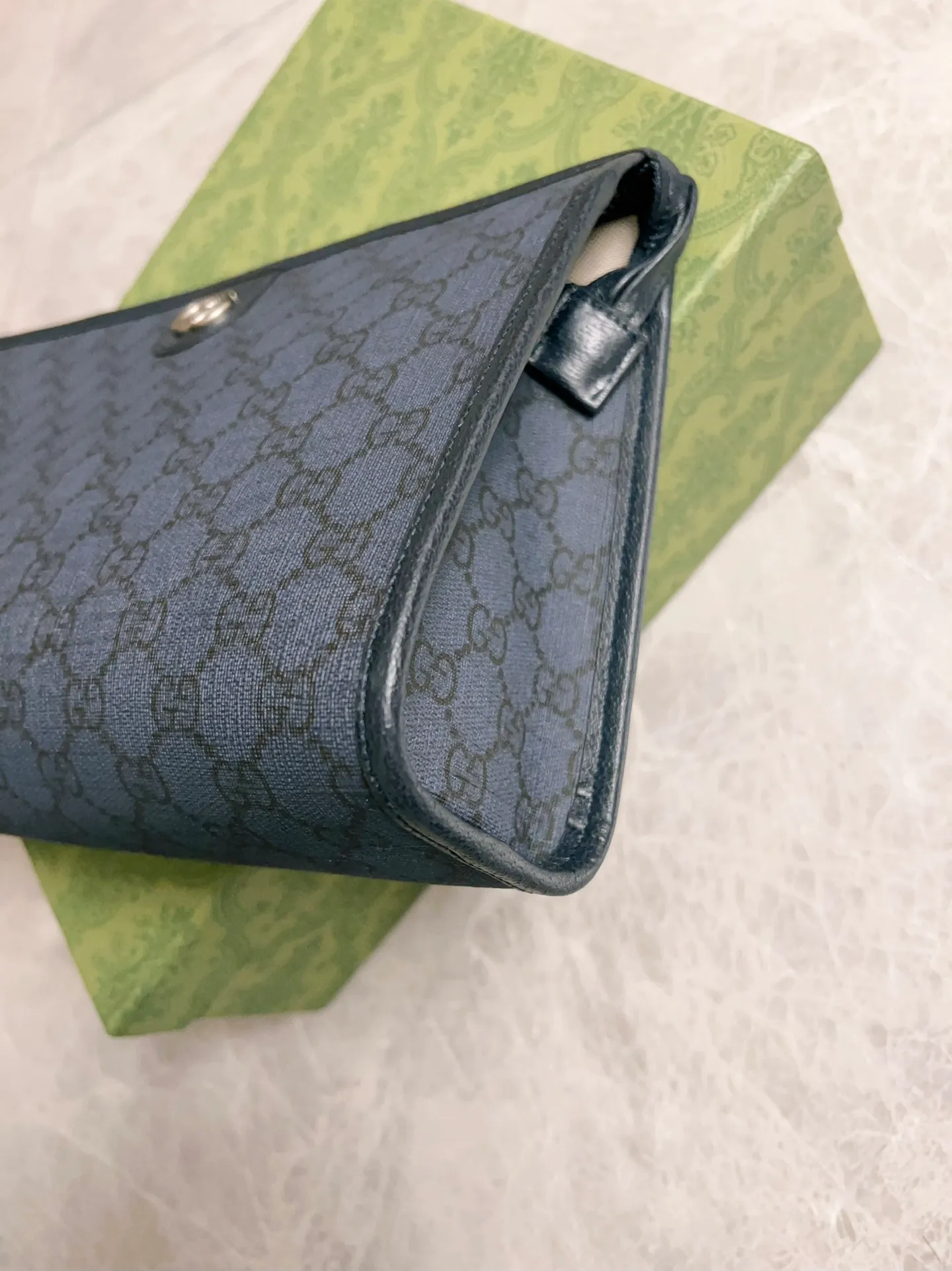 💰560🇭🇺🇭🇺GucciO’s latest phidia series clutch bag, Ophidia series items have endless retro feelings. Dark blue GG Supreme canvas, dark blue cowhide leather trim, palladium tone hardware Double G, zippered inner pocket, zipper closure. Model: 598234. Dimensions: 28.5(width) x 18(h) x 9cm(d) Color: dark blue/pvc.
