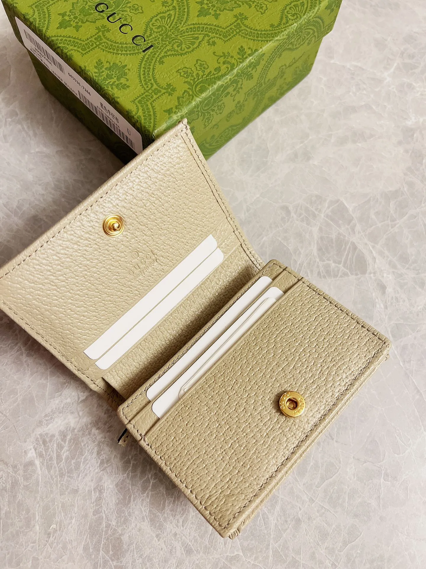 💰360🇭🇺🇭🇺 In the spring and summer series~beige🐡🐡newly launched Gucci is made of GG Supreme high-grade artificial canvas and cowhide material 🐡🐡1955 Horsebit Card Holder This series adopts the same double-ring and long strip design as the handbag 🐡🐡This detail is inspired by the brand’s equestrian origins 🐡🐡It is one of Gucci’s classic heritage🐡🐡It is also one of the brand’s most representative symbolic elements🐡🐡Model: 621887, size: width 11x height 8.5x side width 3cm