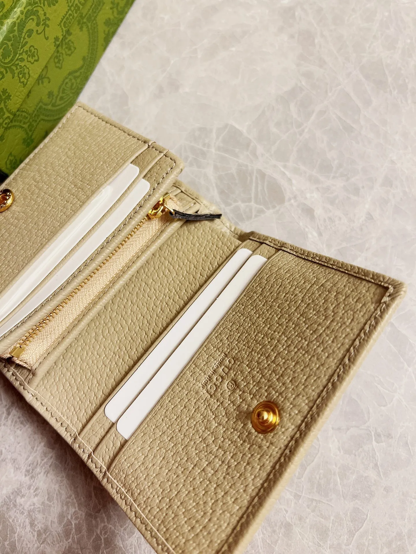 💰360🇭🇺🇭🇺 In the spring and summer series~beige🐡🐡newly launched Gucci is made of GG Supreme high-grade artificial canvas and cowhide material 🐡🐡1955 Horsebit Card Holder This series adopts the same double-ring and long strip design as the handbag 🐡🐡This detail is inspired by the brand’s equestrian origins 🐡🐡It is one of Gucci’s classic heritage🐡🐡It is also one of the brand’s most representative symbolic elements🐡🐡Model: 621887, size: width 11x height 8.5x side width 3cm