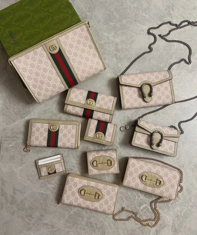 💰360🇭🇺🇭🇺 In the spring and summer series~beige🐡🐡newly launched Gucci is made of GG Supreme high-grade artificial canvas and cowhide material 🐡🐡1955 Horsebit Card Holder This series adopts the same double-ring and long strip design as the handbag 🐡🐡This detail is inspired by the brand’s equestrian origins 🐡🐡It is one of Gucci’s classic heritage🐡🐡It is also one of the brand’s most representative symbolic elements🐡🐡Model: 621887, size: width 11x height 8.5x side width 3cm