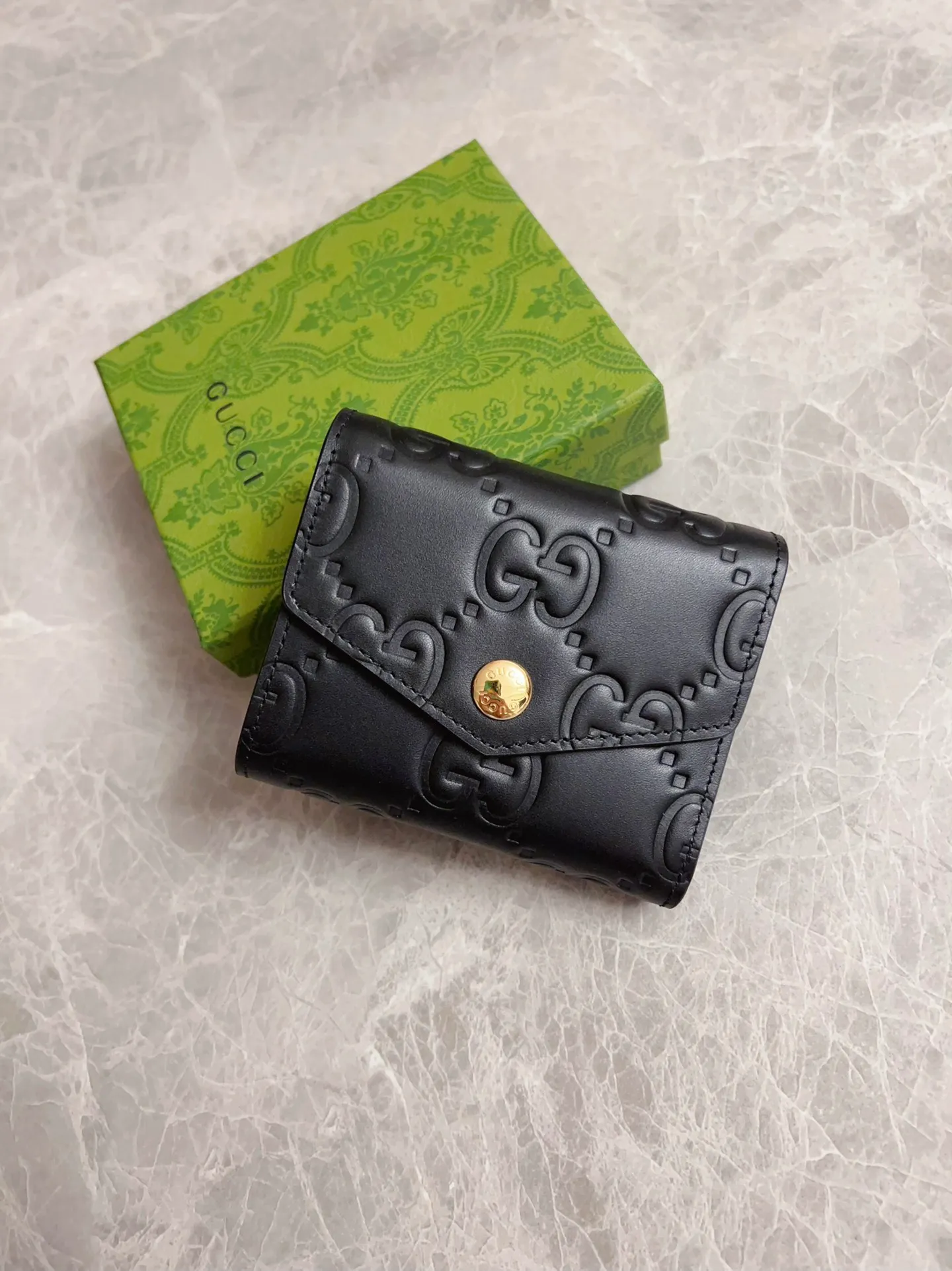 💰460 🇭🇺🇭🇺Gucci [New Product] The classic GG pattern with rich texture and luster injects a unique style into this elegant black short wallet 🍖🍖. Black GG cowhide, antique gold tone metal buttons🍖🍖 Model: 772793. Dimensions: 11x 9.5x3 Color: Black Made in Italy