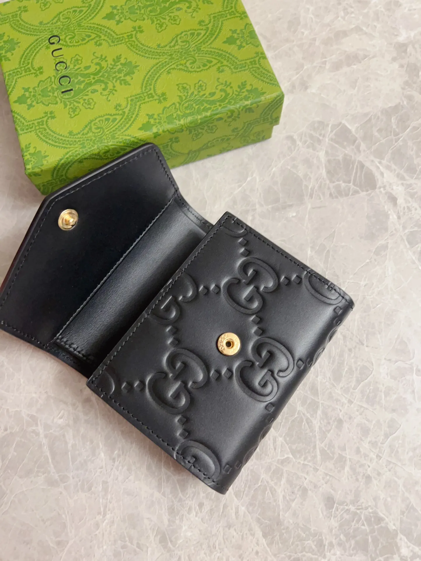💰460 🇭🇺🇭🇺Gucci [New Product] The classic GG pattern with rich texture and luster injects a unique style into this elegant black short wallet 🍖🍖. Black GG cowhide, antique gold tone metal buttons🍖🍖 Model: 772793. Dimensions: 11x 9.5x3 Color: Black Made in Italy