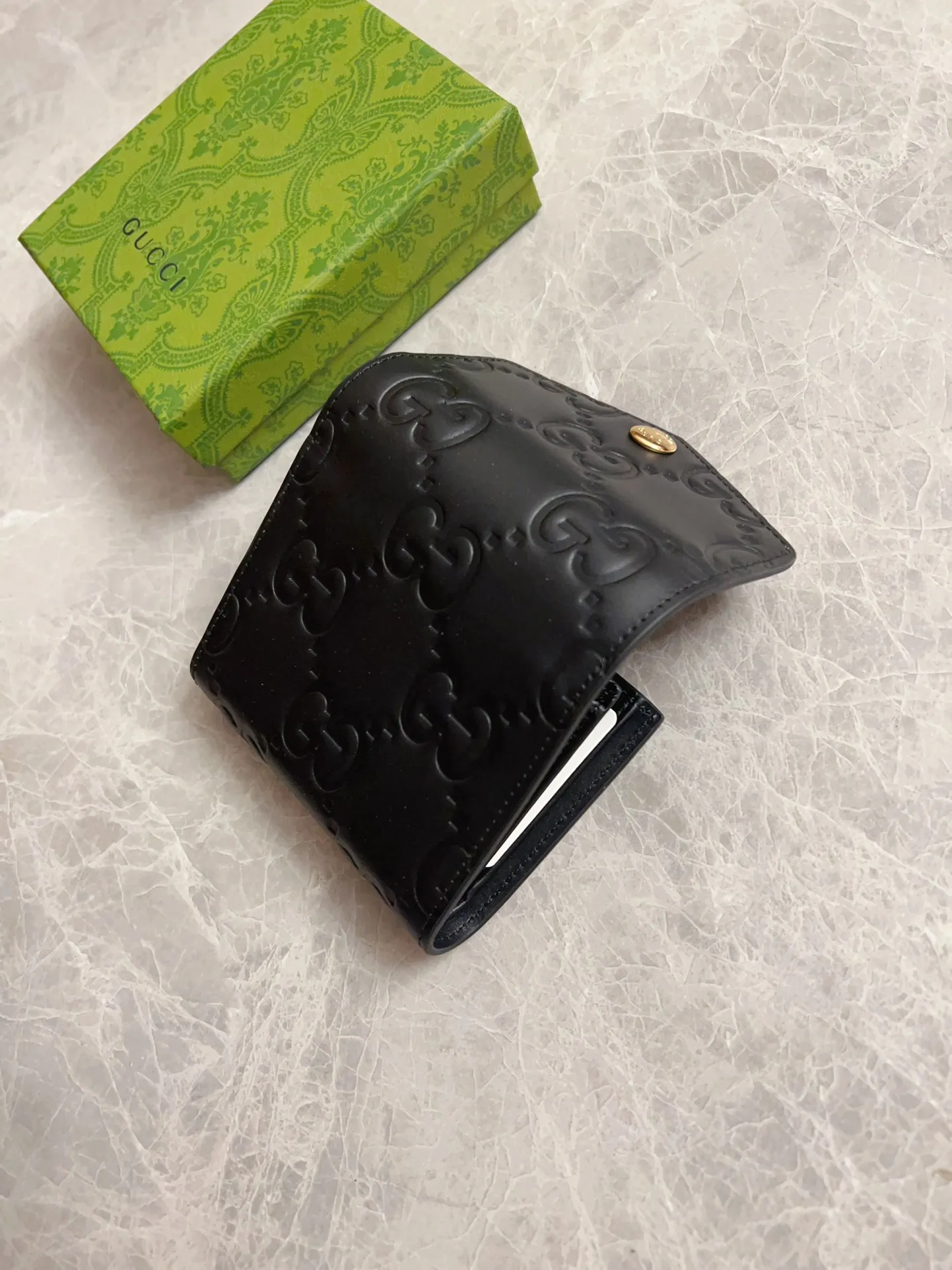 💰460 🇭🇺🇭🇺Gucci [New Product] The classic GG pattern with rich texture and luster injects a unique style into this elegant black short wallet 🍖🍖. Black GG cowhide, antique gold tone metal buttons🍖🍖 Model: 772793. Dimensions: 11x 9.5x3 Color: Black Made in Italy