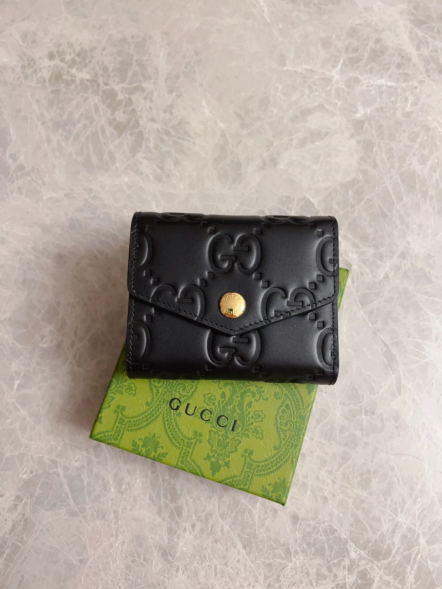 💰460 🇭🇺🇭🇺Gucci [New Product] The classic GG pattern with rich texture and luster injects a unique style into this elegant black short wallet 🍖🍖. Black GG cowhide, antique gold tone metal buttons🍖🍖 Model: 772793. Dimensions: 11x 9.5x3 Color: Black Made in Italy